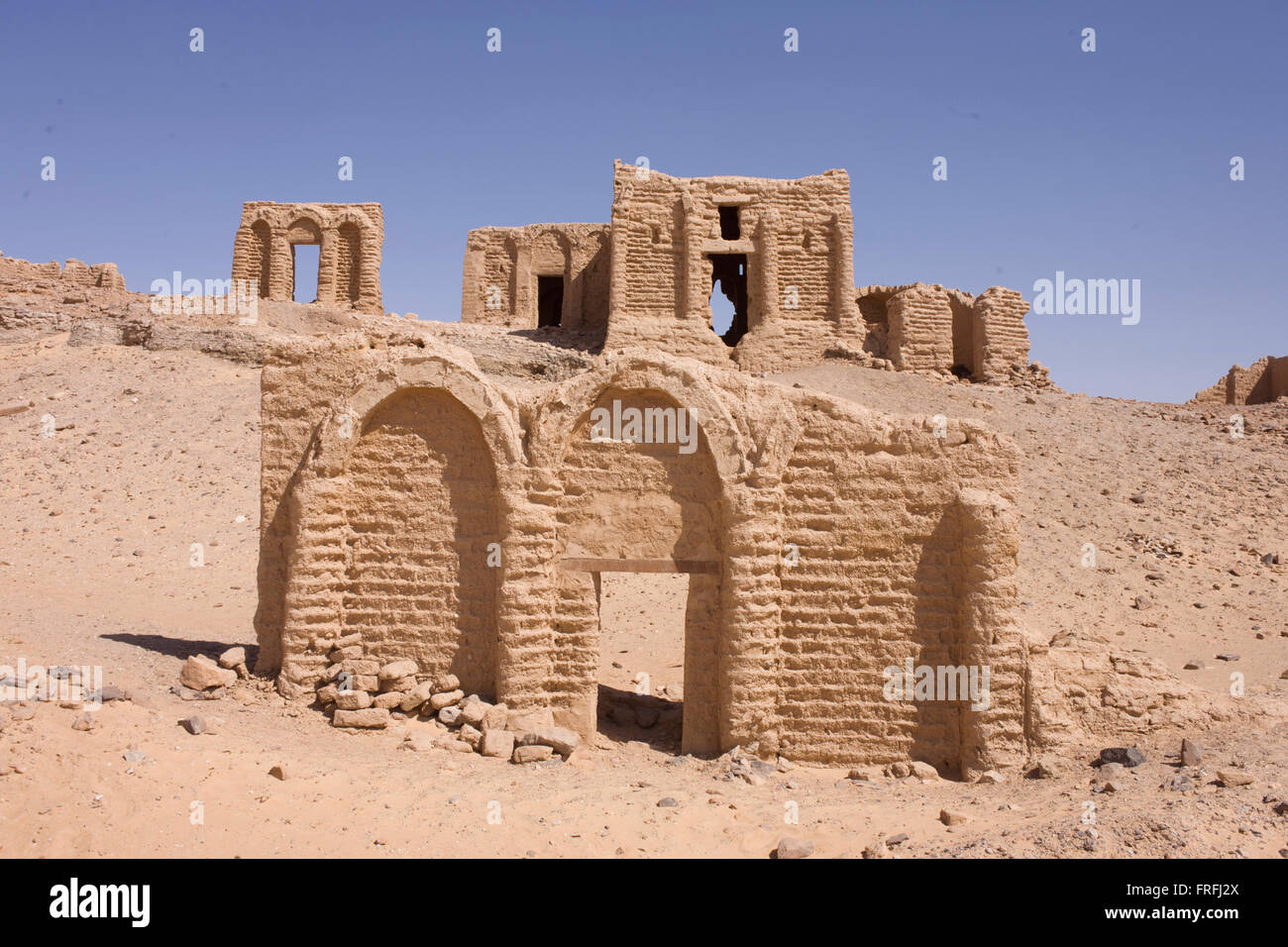 I resti di mattoni di fango tombe cristiane a Al-Bagawat necropoli copta, al-Kharga, Western Desert, Egitto. Al-Bagawat, (anche, El-Bagawat) uno dei più antichi e meglio conservati antichi cimiteri cristiani nel mondo, che ha funzionato al Kharga oasi nella zona centro-meridionale di Egitto tra il III e il VII secolo d.c. Il copto affreschi del 3 al 7 secolo si trovano sulle pareti e ci sono 263 cappelle funerarie di cui la Cappella di esodo (quinto o sesto secolo) e la Cappella della Pace (della metà del IV secolo) sono affreschi. Foto Stock