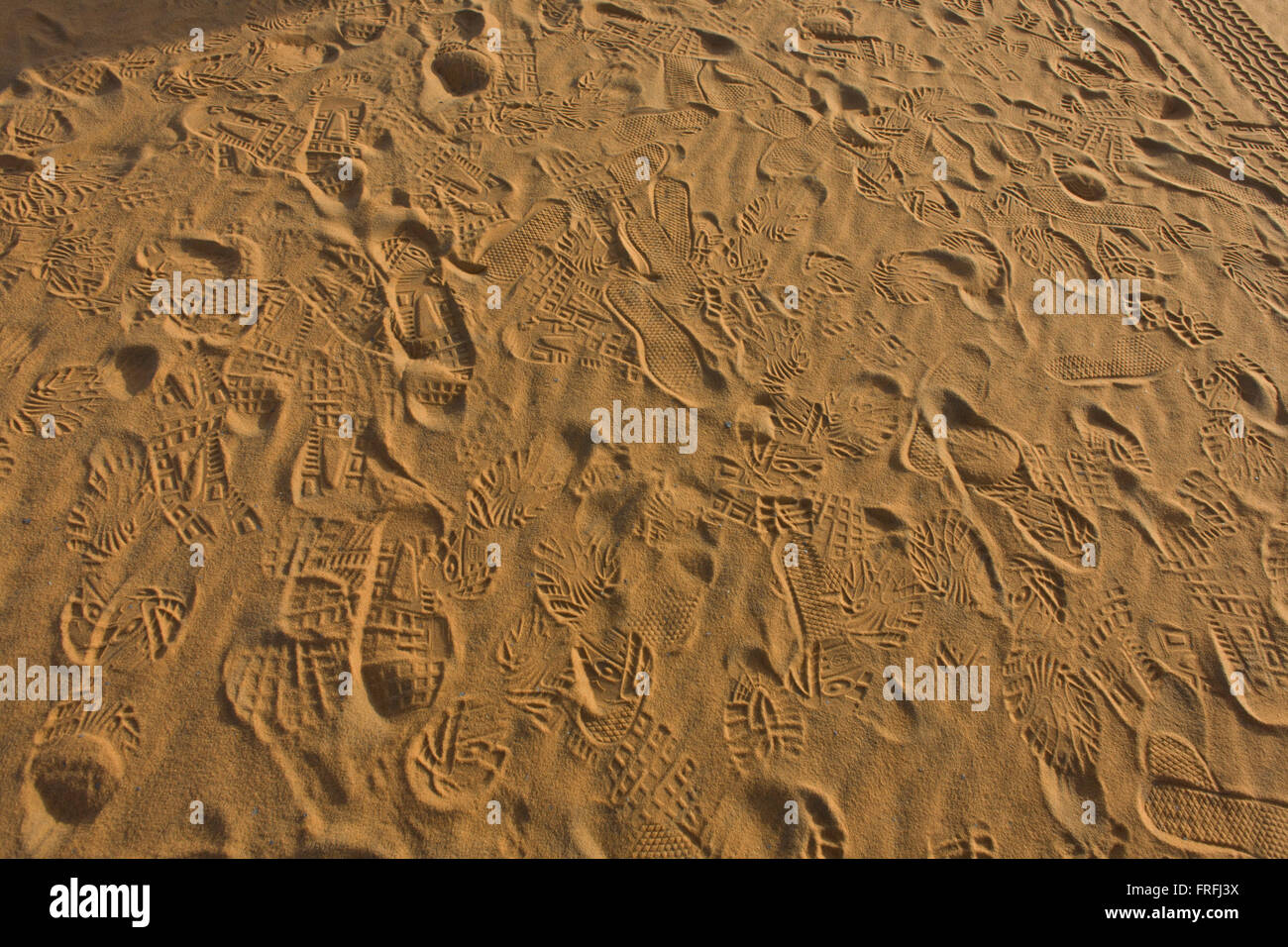 La presenza umana in forma di impronte a sinistra nella sabbia delle dune di al-Galamun, vicino Dahkla oasi, Western Desert, Egitto. . Foto Stock