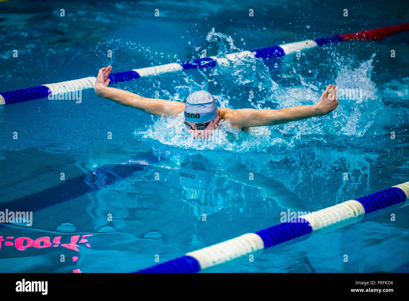 Giovane atleta nuotatore butterfly nella sprint in piscina durante il nuoto internazionale torneo Foto Stock