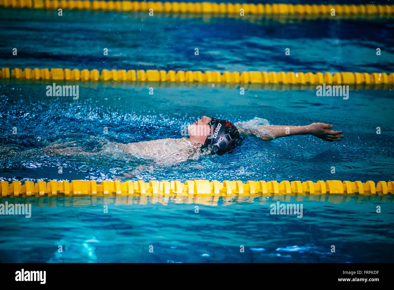 Giovane atleta nuoto dorso in sprint in piscina durante il nuoto internazionale Foto Stock