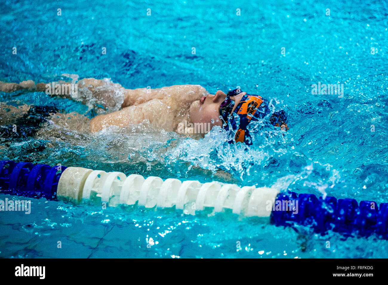 Giovane atleta nuoto dorso in sprint in piscina durante il nuoto internazionale Foto Stock