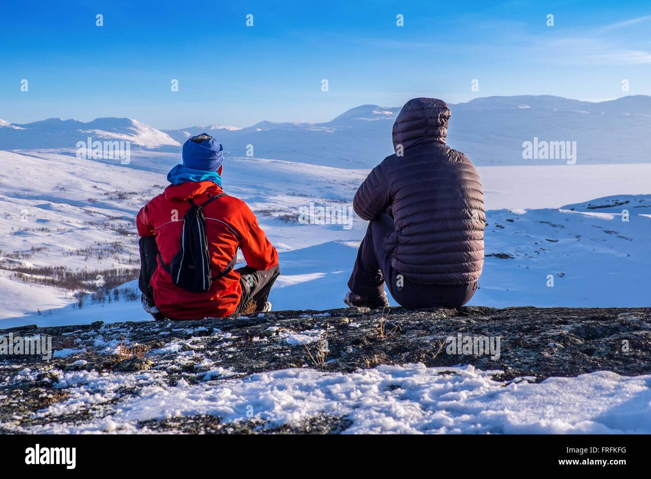 Due uomini con le spalle alla telecamera ammirando la vista nell'Junkerdal National Park, Norvegia Foto Stock
