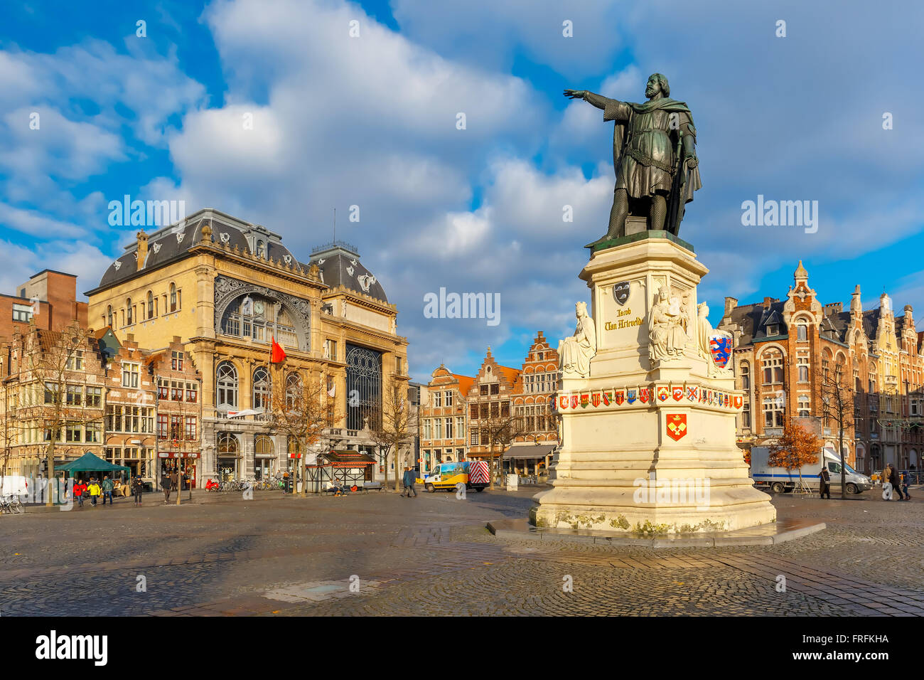 Il mercato del venerdì nella mattina di sole Ghent, Belgio Foto Stock