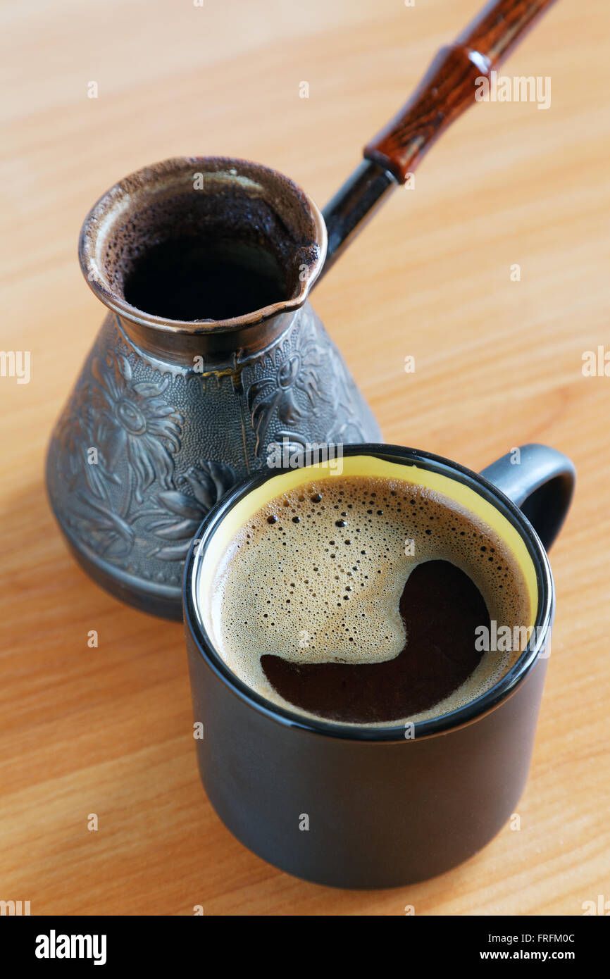 Cezve e tazza di caffè sul tavolo Foto Stock