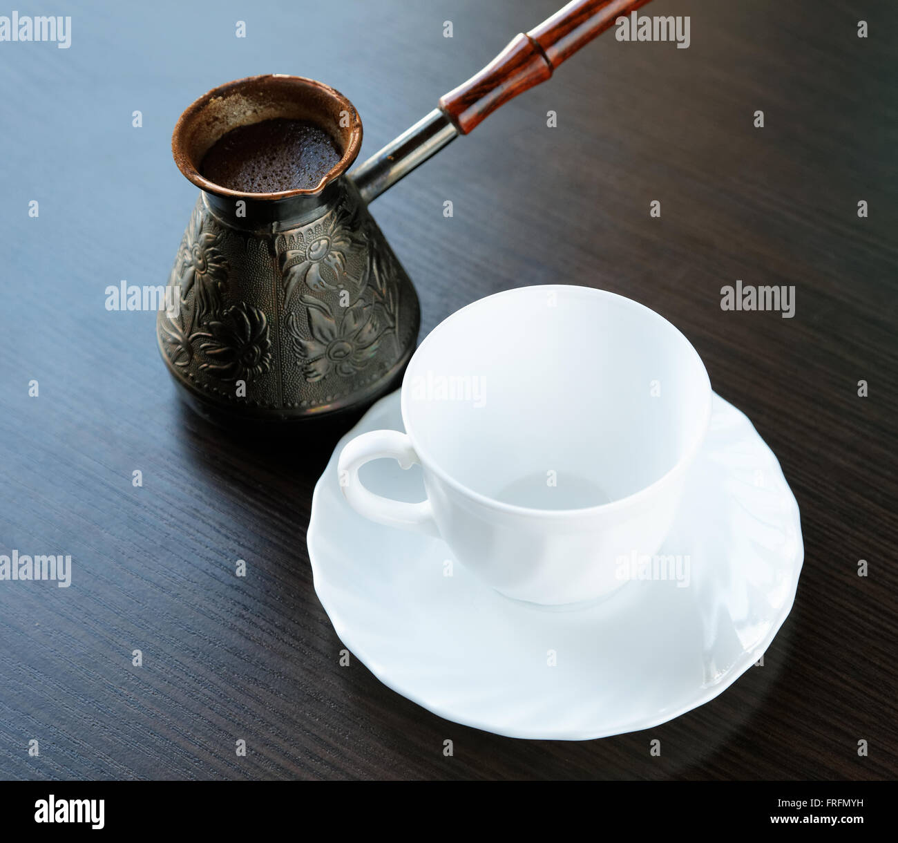 Macchina per il caffè con caffè e la tazza bianca sul tavolo Foto Stock