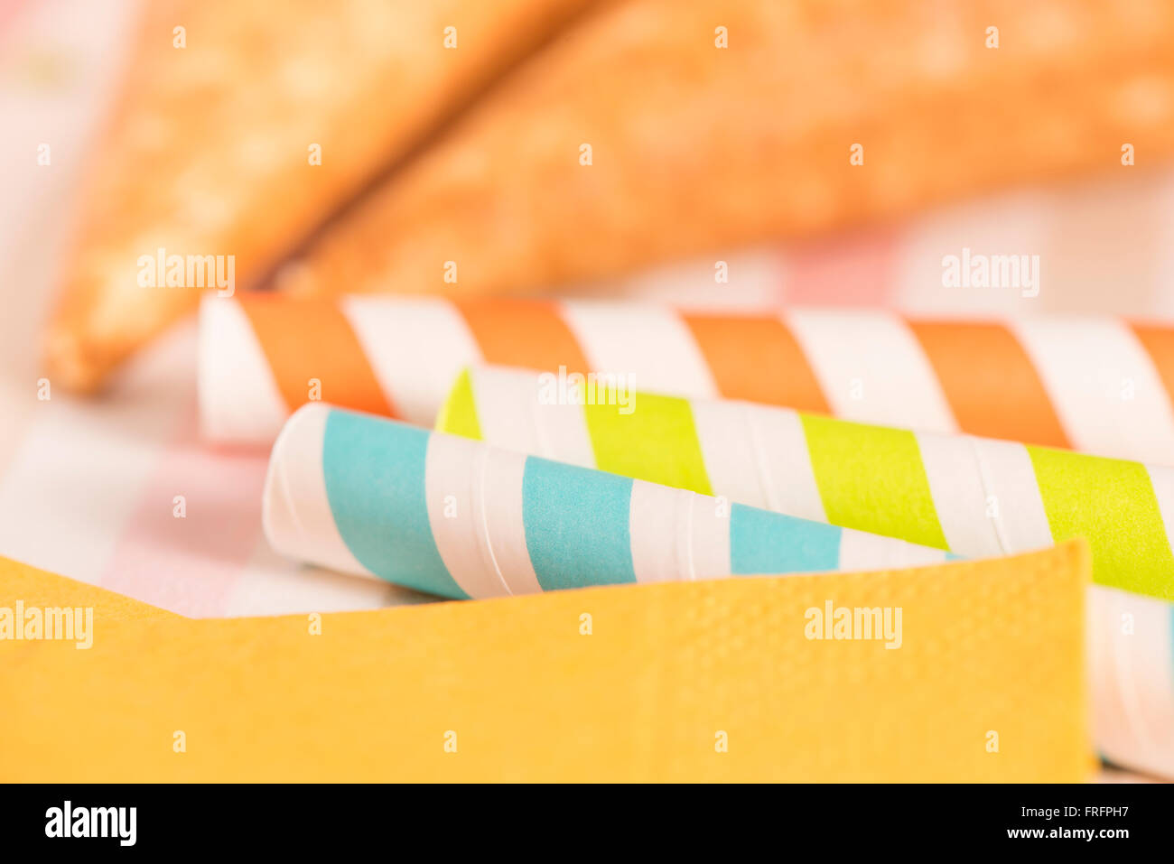 Striped cannucce in close up. Preparazione per la festa. Concetto di food styling o colorate decorazioni di compleanno. Foto Stock