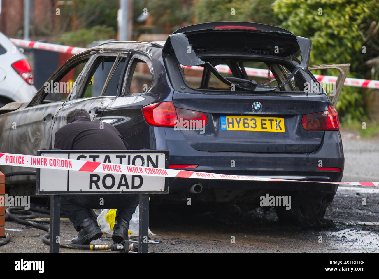 Tarleton, Lancashire, Regno Unito 22 marzo, 2016. HSBC in raid Hesketh Bank. Rapinatori sono fuggiti dopo aver effettuato una prima mattina raid nel Lancashire. Lancashire polizia ha ricevuto segnalazioni di attentato contro la HSBC sulla strada della stazione in banca Hesketh alle 09:10 questa mattina, come residenti locali normalmente sonnolento villaggio chiamato i vigili del fuoco di frequentare una fiammante BMW. I trasgressori sono fuggiti dalla scena dopo aver abbandonato i loro veicoli e impostarli sul fuoco e la forza elicottero è stato distribuito. Foto Stock