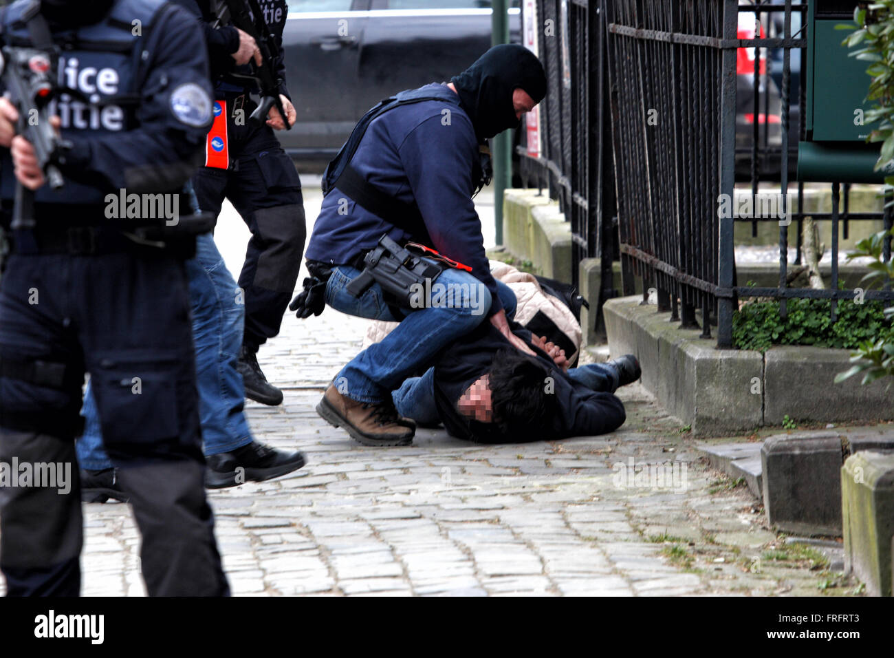 Bruxelles, Belgio. 22 Mar, 2016. La polizia belga cerca una persona sospetta vicino al Maalbeek stazione della metropolitana dove una bomba è esplosa durante la mattina ora di punta, è stato liberato dopo una ricerca Credit: Rey T. Byhre/Alamy Live News Foto Stock