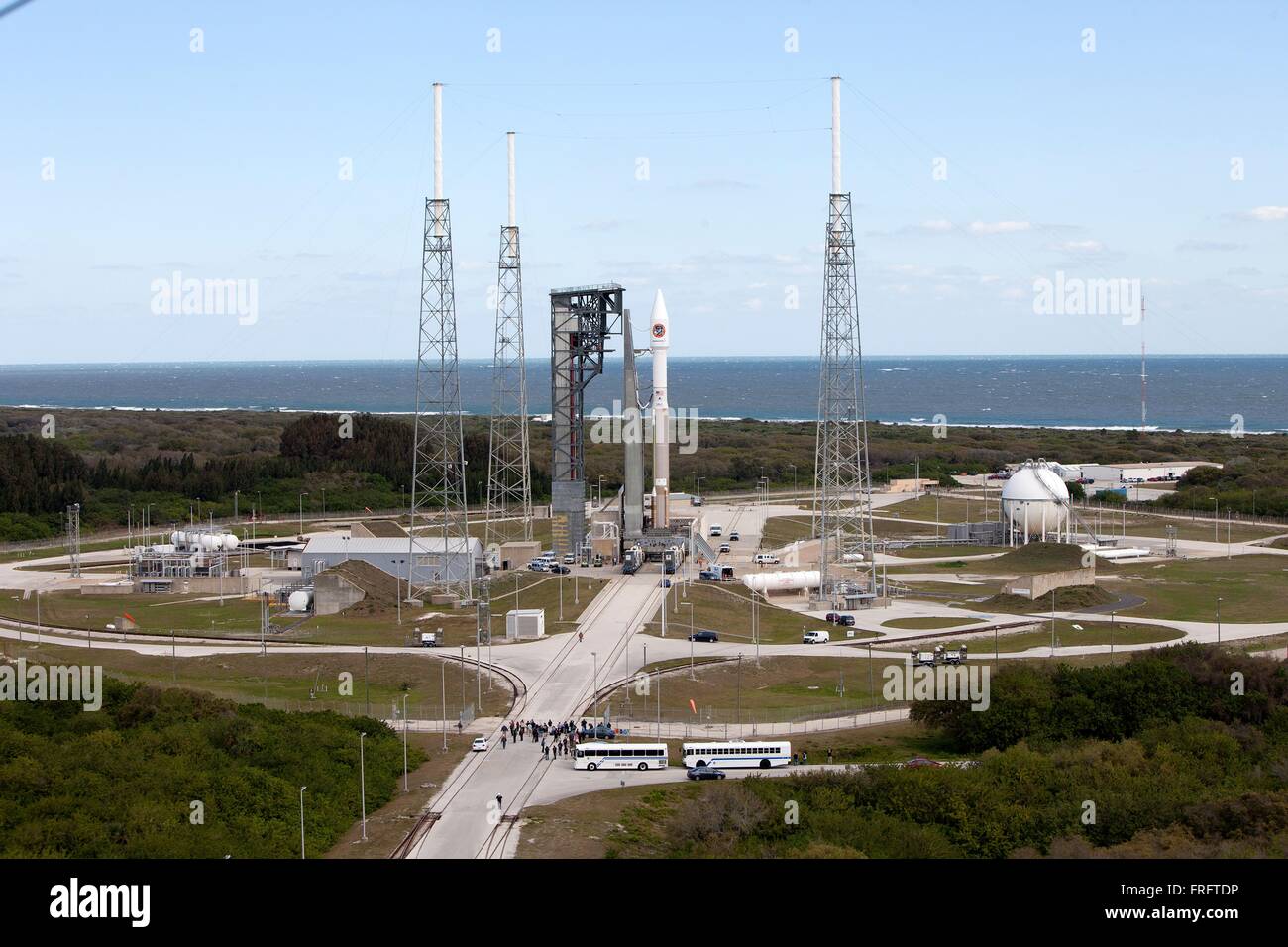 Il Cygnus OA-6 navicella spaziale sul regno lancio Alleanza Atlas V rocket è posizionato per il lancio a Space Launch Complex 41 presso il Kennedy Space Center Marzo 21, 2016 a Cape Canaveral, in Florida. Il Cygnus Il Cygnus è prevista per il lancio a marzo 22 per fornire hardware e materiali di consumo per la Stazione Spaziale Internazionale. Foto Stock