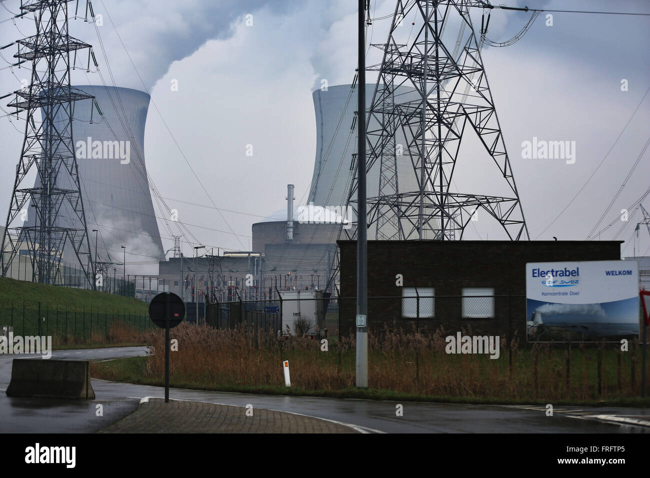 Vapore sorge dalle torri di raffreddamento di Doel centrale nucleare, azionato dal fornitore di elettricità di Electrabel, ad Anversa, Belgio, 20 gennaio 2016. Foto: Oliver Berg/dpa Foto Stock