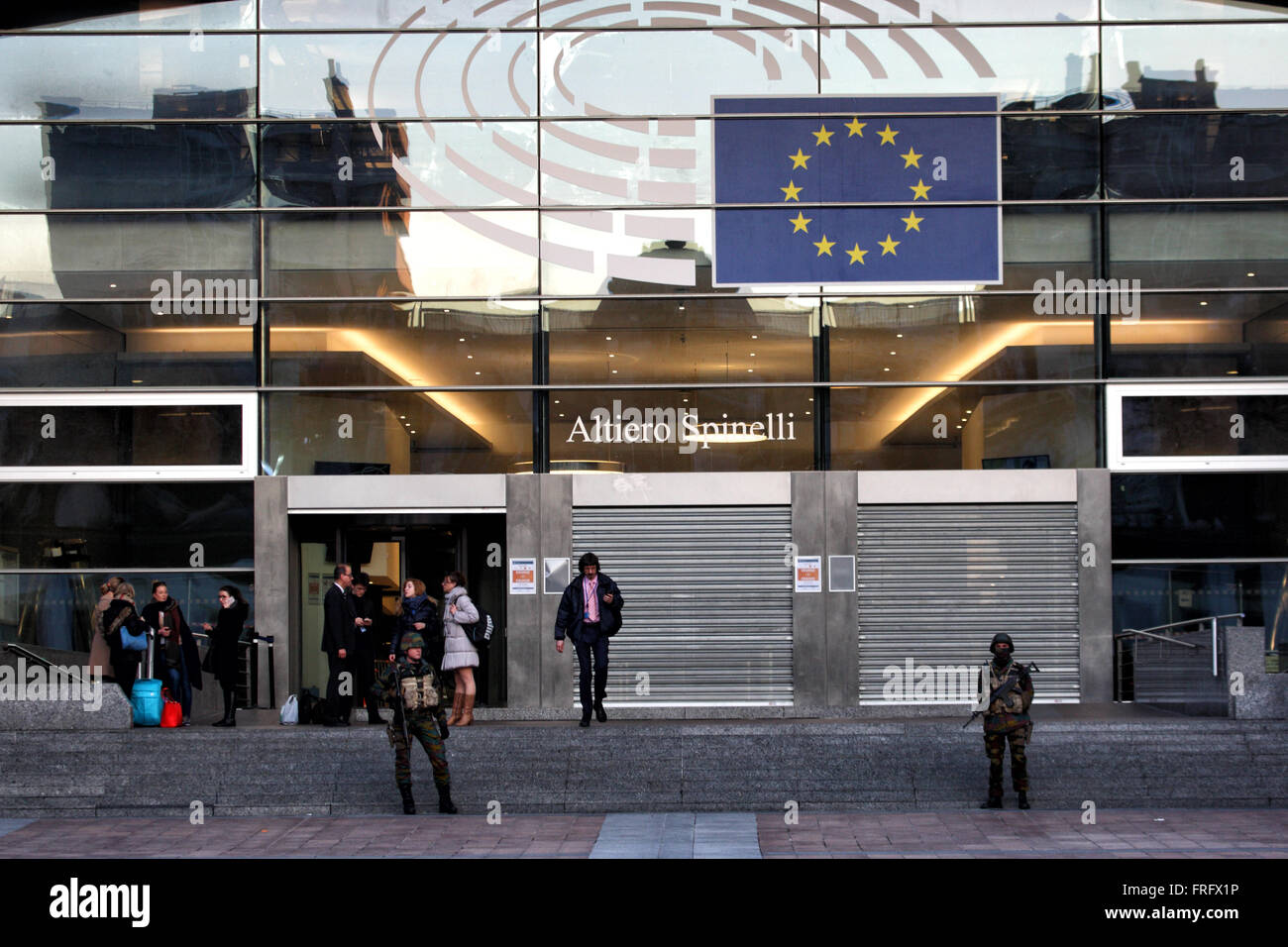 Bruxelles, Belgio. 22 Mar, 2016. Soldati di guardia al di fuori del Parlamento europeo dopo gli attentati che hanno scosso il Belgio Credito: Rey T. Byhre/Alamy Live News Foto Stock