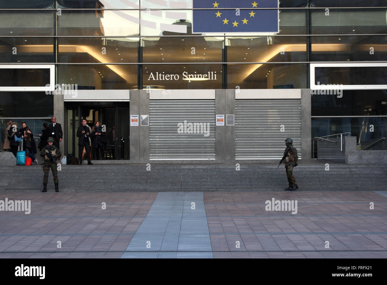 Bruxelles, Belgio. 22 Mar, 2016. Soldati di guardia al di fuori del Parlamento europeo dopo gli attentati che hanno scosso il Belgio Credito: Rey T. Byhre/Alamy Live News Foto Stock