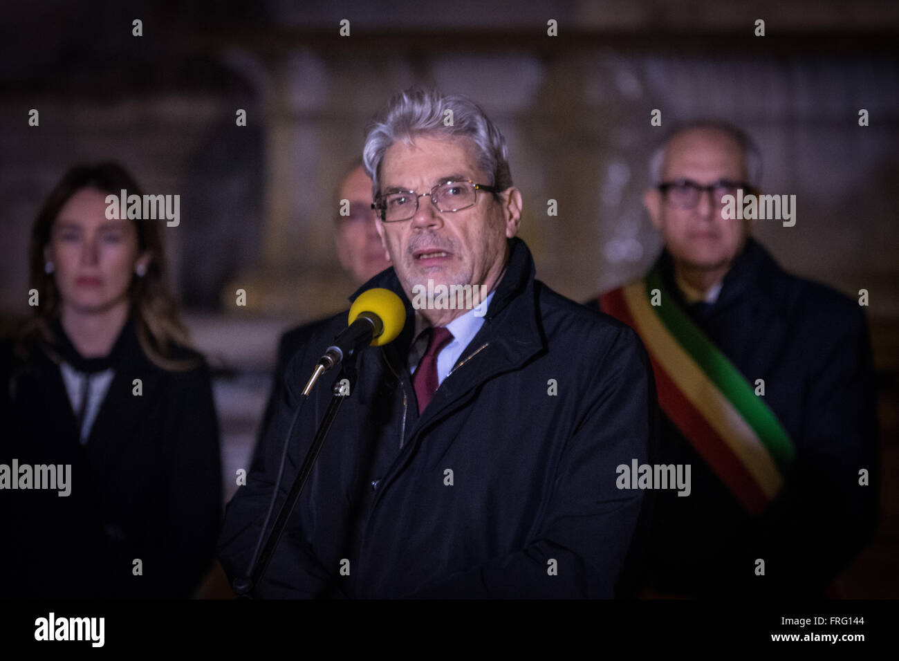 Roma, Italia. 22 Mar, 2016. Il Sottosegretario alla Presidenza del Consiglio dei ministri Claudio De Vincenti esprimere solidarietà con le vittime degli attentati di Bruxelles. La bandiera belga proiettata su Roma in Campidoglio in omaggio alle vittime di Bruxelles in seguito triple attentati alla bomba nella capitale belga che ha ucciso circa trentacinque persone e ha lasciato più di 200 feriti. © Andrea Ronchini/Pacific Press/Alamy Live News Foto Stock