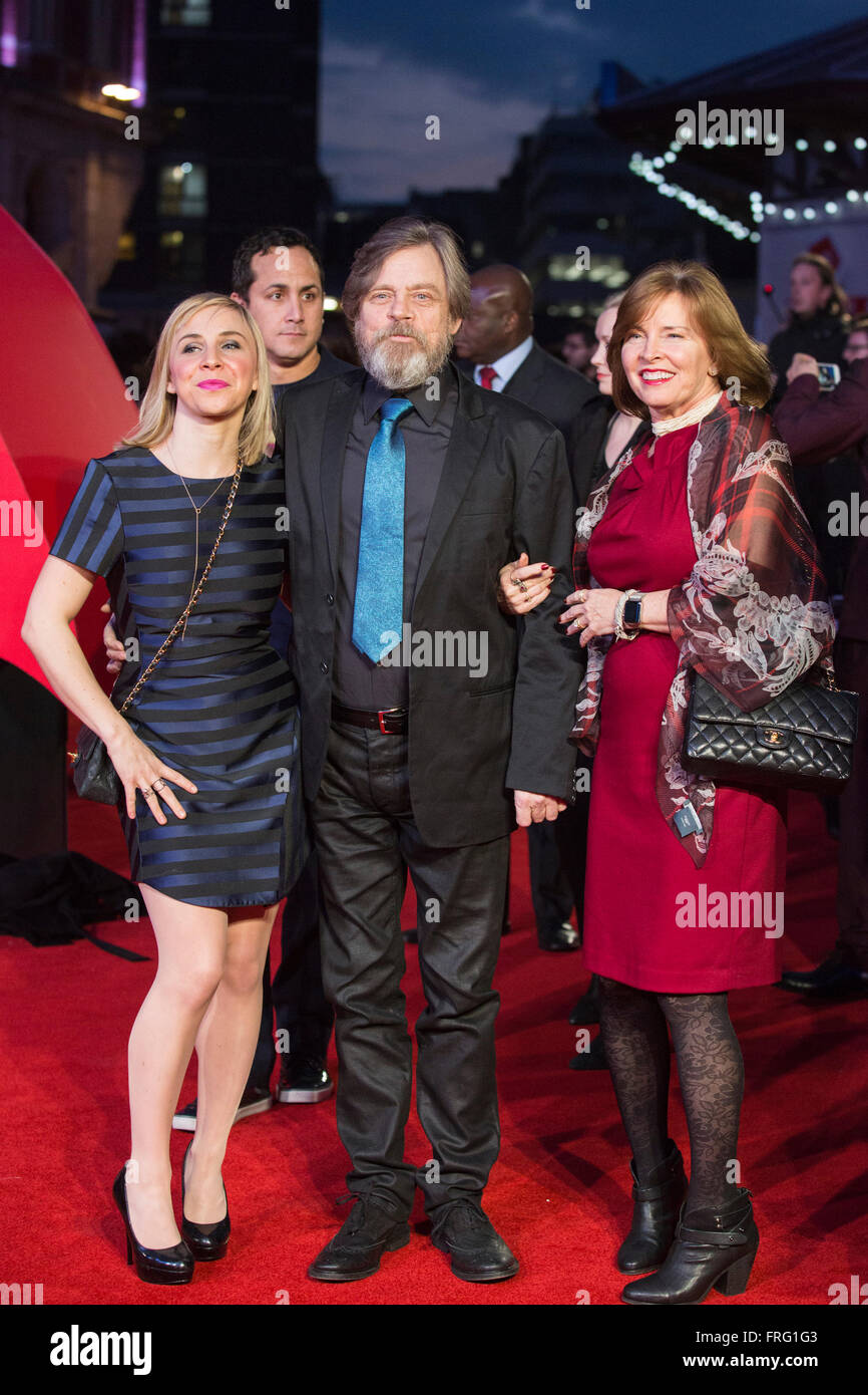 Londra, Regno Unito. Il 22 marzo 2016. Mark Hamill con la figlia Chelsea Hamill (sinistra) e moglie di Gianbattista York (a destra). Warner Bros Foto presenta la premiere europeo di Batman v Superman, alba di giustizia. Il film diretto da Zack Snyder, stelle Ben Affleck come Batman/Bruce Wayne e Henry Cavill come Superman/Clark Kent in caratteri' prima sul grande schermo l'associazione. Il filmato si apre nei cinema il 25 marzo 2016. Credito: Immagini vibranti/Alamy Live News Foto Stock