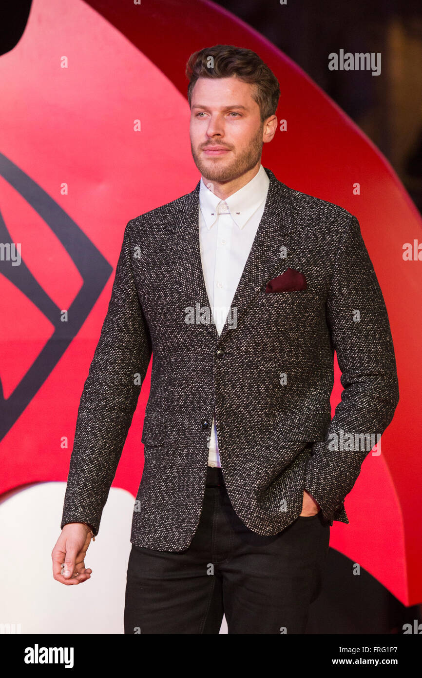 Londra, Regno Unito. Il 22 marzo 2016. Rick Edwards. Warner Bros Foto presenta la premiere europeo di Batman v Superman, alba di giustizia. Il film diretto da Zack Snyder, stelle Ben Affleck come Batman/Bruce Wayne e Henry Cavill come Superman/Clark Kent in caratteri' prima sul grande schermo l'associazione. Il filmato si apre nei cinema il 25 marzo 2016. Credito: Immagini vibranti/Alamy Live News Foto Stock