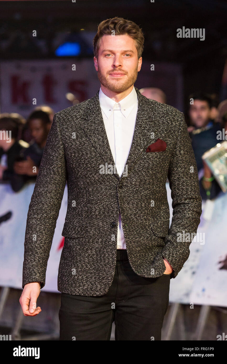 Londra, Regno Unito. Il 22 marzo 2016. Rick Edwards. Warner Bros Foto presenta la premiere europeo di Batman v Superman, alba di giustizia. Il film diretto da Zack Snyder, stelle Ben Affleck come Batman/Bruce Wayne e Henry Cavill come Superman/Clark Kent in caratteri' prima sul grande schermo l'associazione. Il filmato si apre nei cinema il 25 marzo 2016. Credito: Immagini vibranti/Alamy Live News Foto Stock