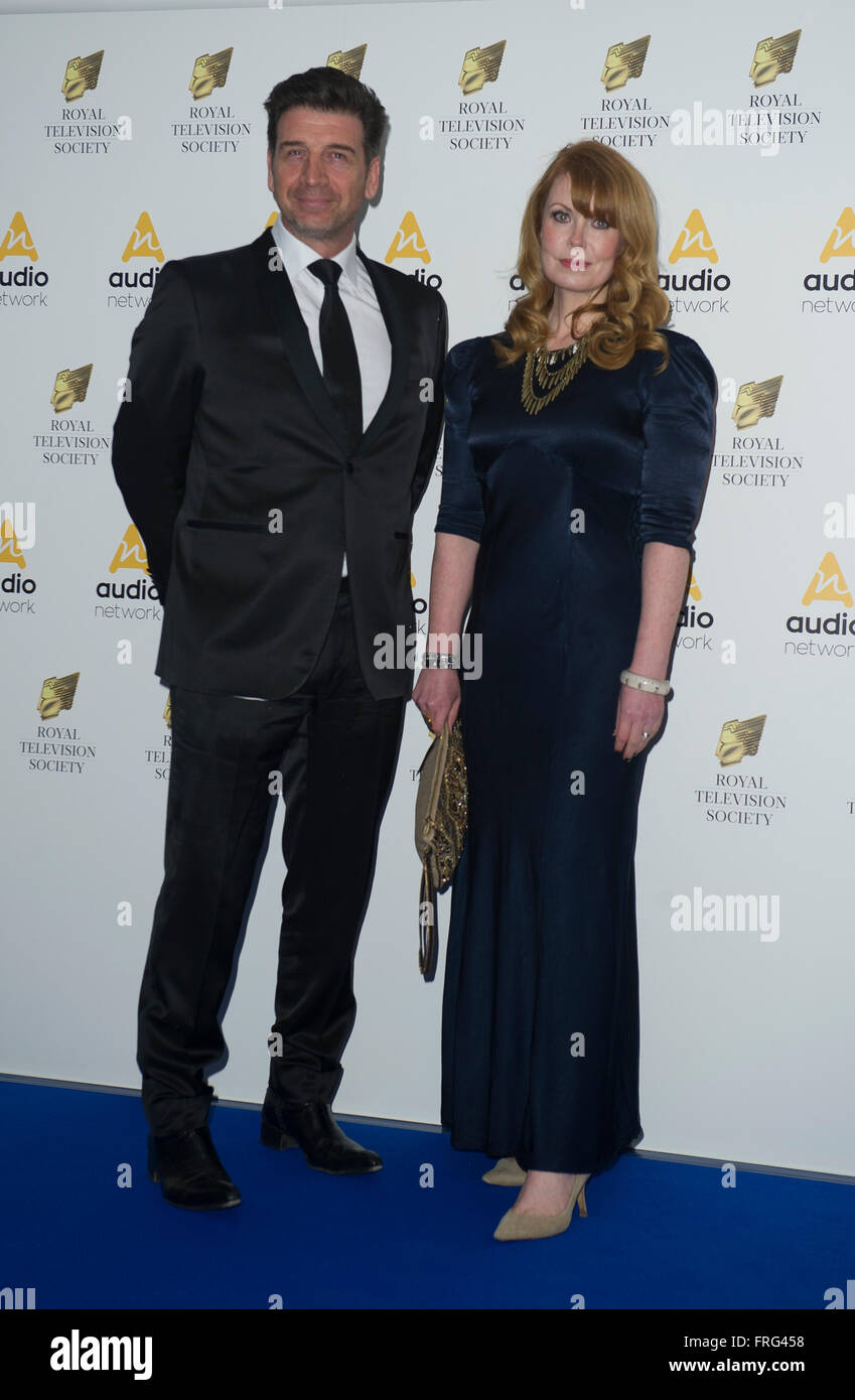 Londra, Regno Unito. Xxii marzo, 2016. Nick Knowles e Gabrielle Blackman frequentare Royal televisione società Awards, Londra, Gran Bretagna - 22 Mar 2016 Credit: Gary Mitchell/Alamy Live News Foto Stock