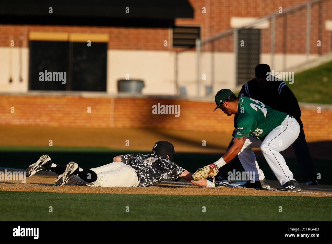 Winston-Salem, NC, Stati Uniti d'America. 22 Mar, 2016. catcher Ben Breazeale (9) della Wake Forest batte il tag da infielder Logan Sherer (25) di Charlotte nella NCAA Baseball match-up tra la Charlotte 49er e la Wake Forest Demon diaconi a David F. Lettino Ballpark in Winston-Salem, NC. Scott Kinser/CSM/Alamy Live News Foto Stock