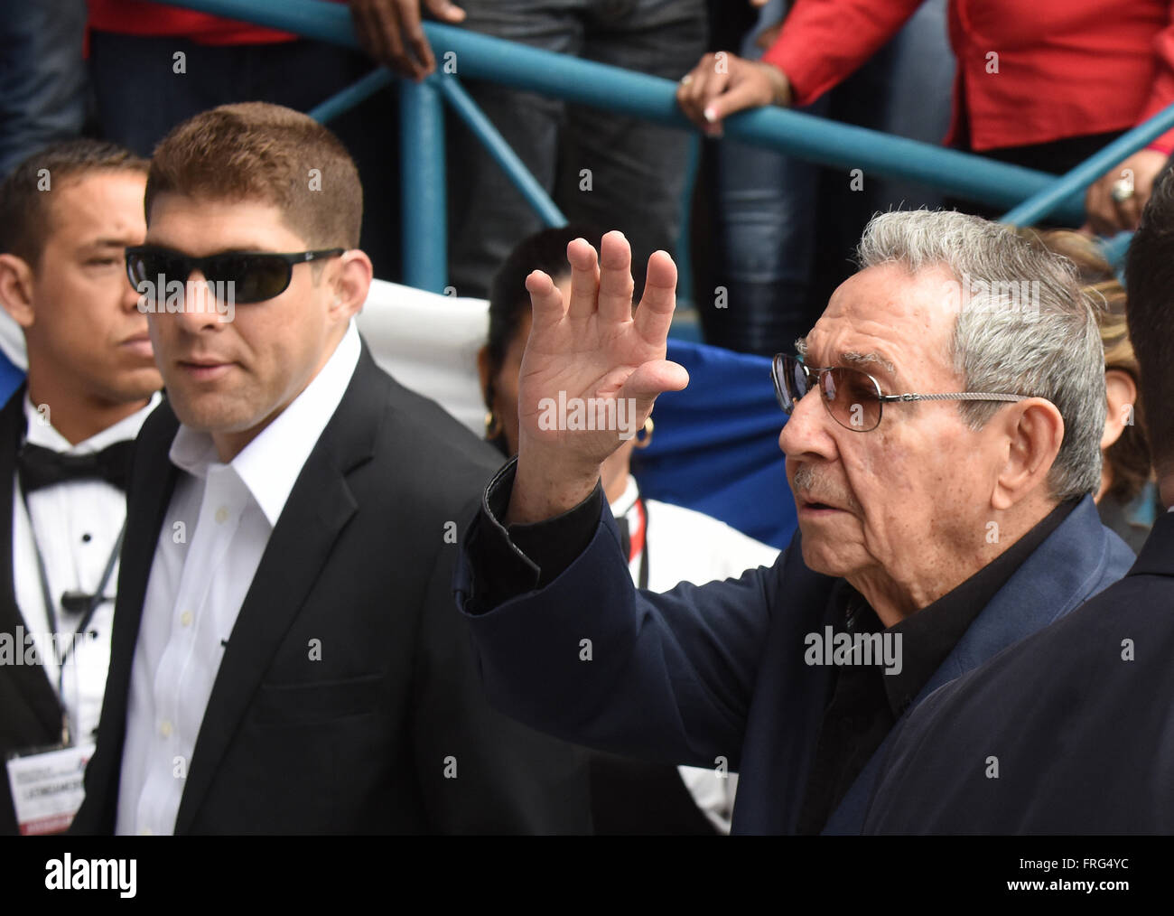 L'Avana, Cuba. Xxii marzo, 2016. Il Presidente cubano Raúl Castro onde come egli si discosta dalla mostra di baseball gioco tra la nazionale di Cuba e del team di Tampa Bay Rays a Estadio Latinamericano all Avana, Cuba il 22 marzo 2016. Tampa Bay ha battuto il team cubano 4-1. Stati Uniti Il presidente Barack Obama ha partecipato al gioco. Credito: Paul Hennessy/Alamy Live News Foto Stock