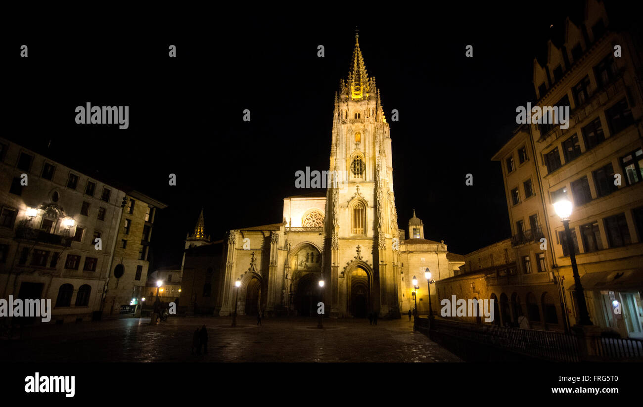 Oviedo, Spagna. Xxii marzo, 2016. Cattedrale di Oviedo durante la processione del silenzio del Martedì santo il 22 marzo 2016 a Oviedo, Spagna. Credito: David Gato/Alamy Live News Foto Stock