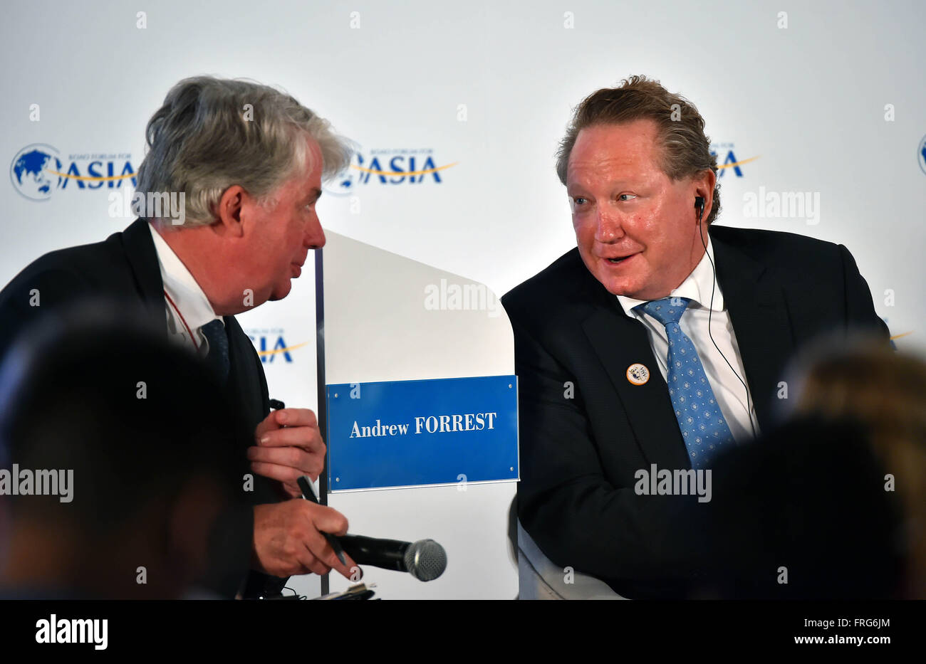 Boao. 23 Mar, 2016. Andrew Forrest (R), presidente di Fortescue Metals Group Limited, colloqui con Steve Howard, segretario generale della Fondazione globale, alla sessione "Agricoltura: Problemi e soluzioni" durante il Forum Boao per l'Asia (BFA) Conferenza annuale 2016 in Boao, Cina del sud della provincia di Hainan. © Guo Cheng/Xinhua/Alamy Live News Foto Stock