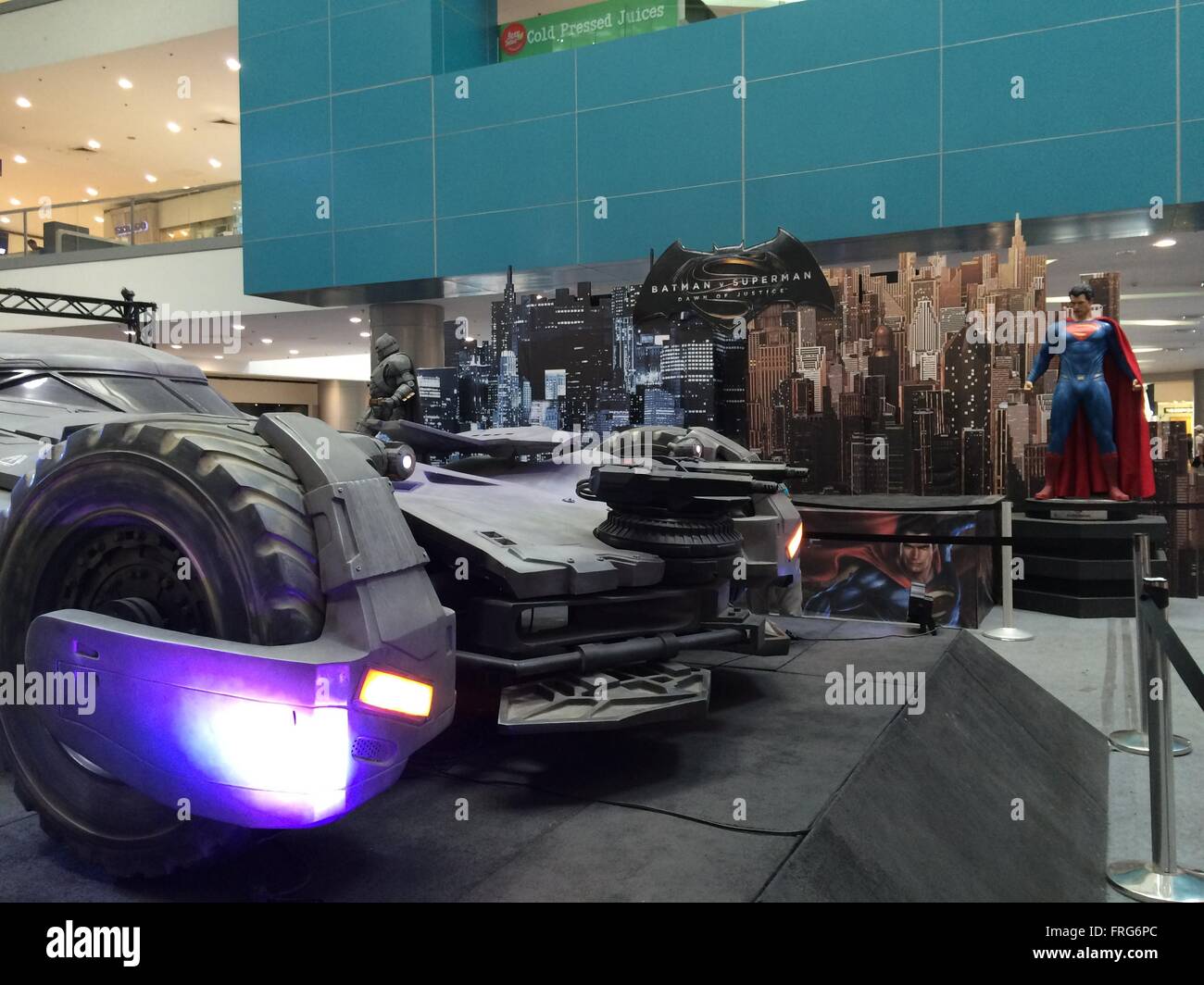 Quezon City, Filippine. 23 Mar, 2016. Life-size Batmobile era visualizzato all'interno di SM a nord nella città di Quezon nel tempo del teatro rilascio di Batman Vs. Superman: Alba di giustizia nelle Filippine. Credito: Sherbien Dacalanio/Pacific Press/Alamy Live News Foto Stock