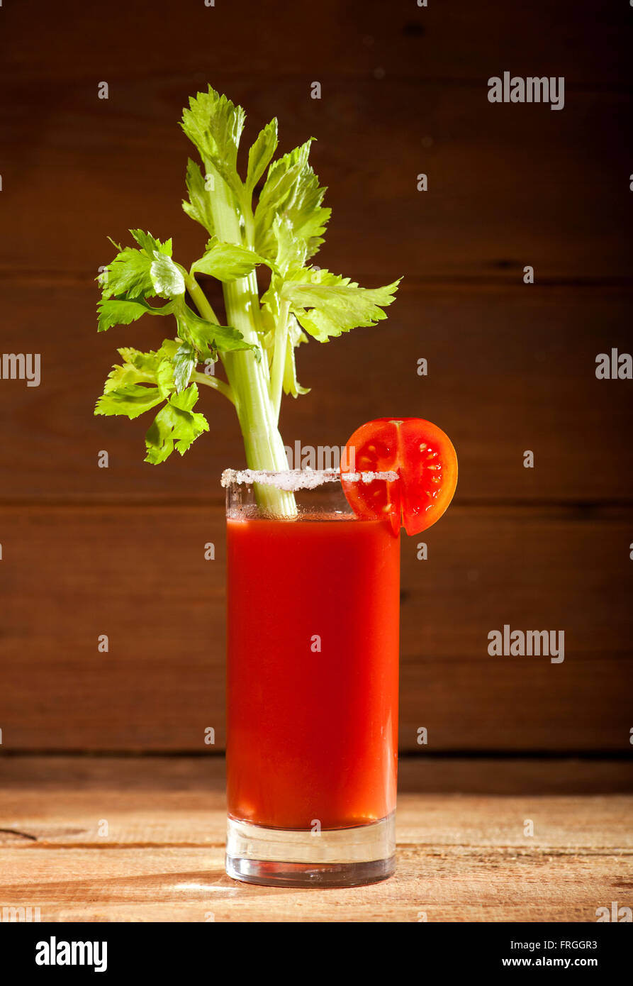 Bloody Mary cocktail su uno sfondo di legno Foto Stock