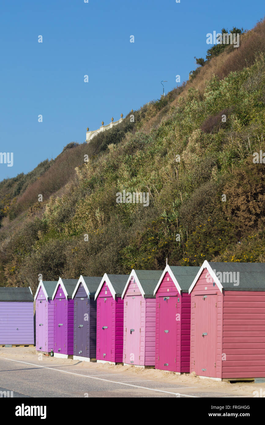 Sfumature di porpora e malva capanne da spiaggia a Boscombe Bournemouth, Dorset UK nel mese di marzo Foto Stock