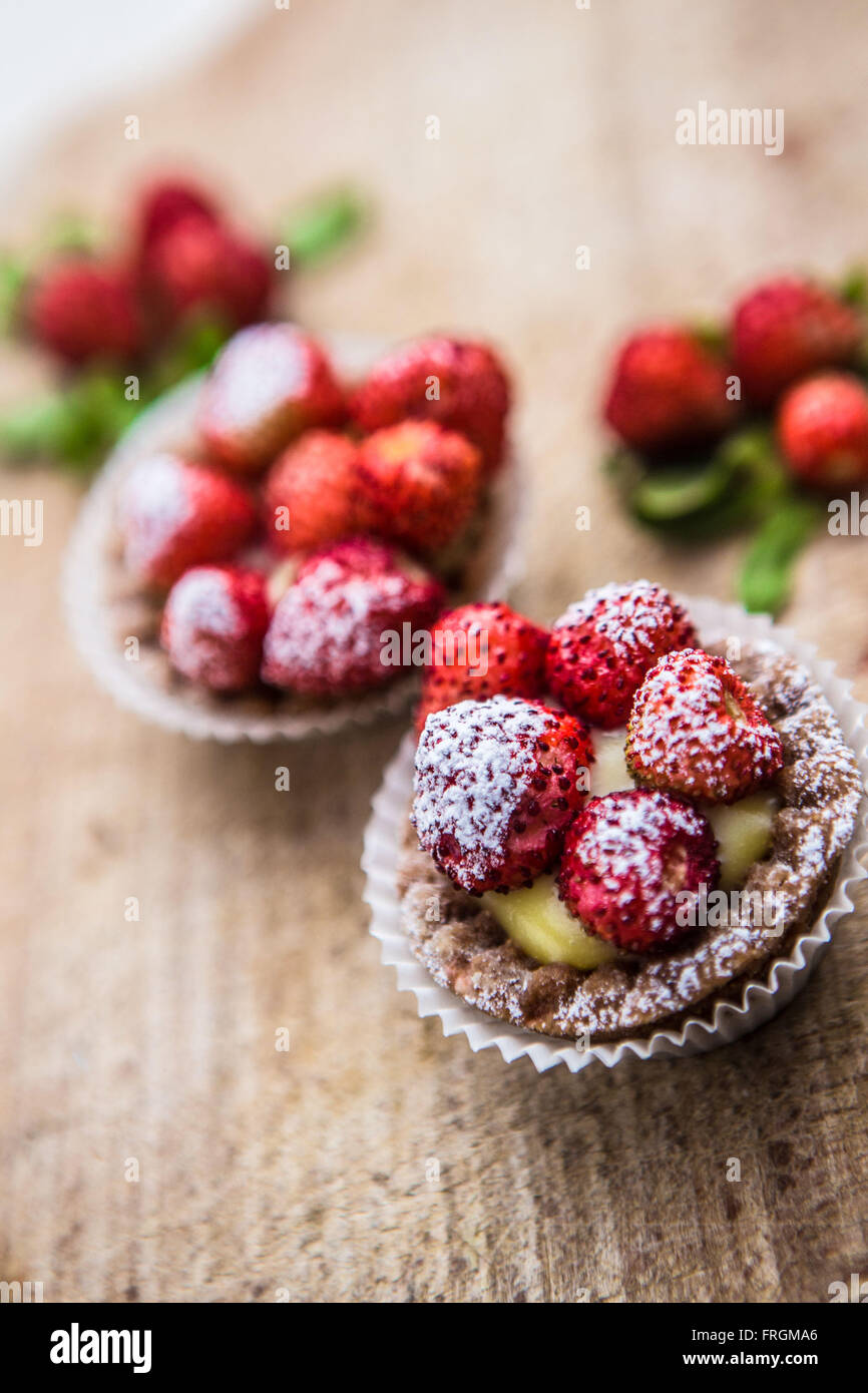 Pasticceria Italiana con crema pasticcera e fragole su un tagliere Foto Stock