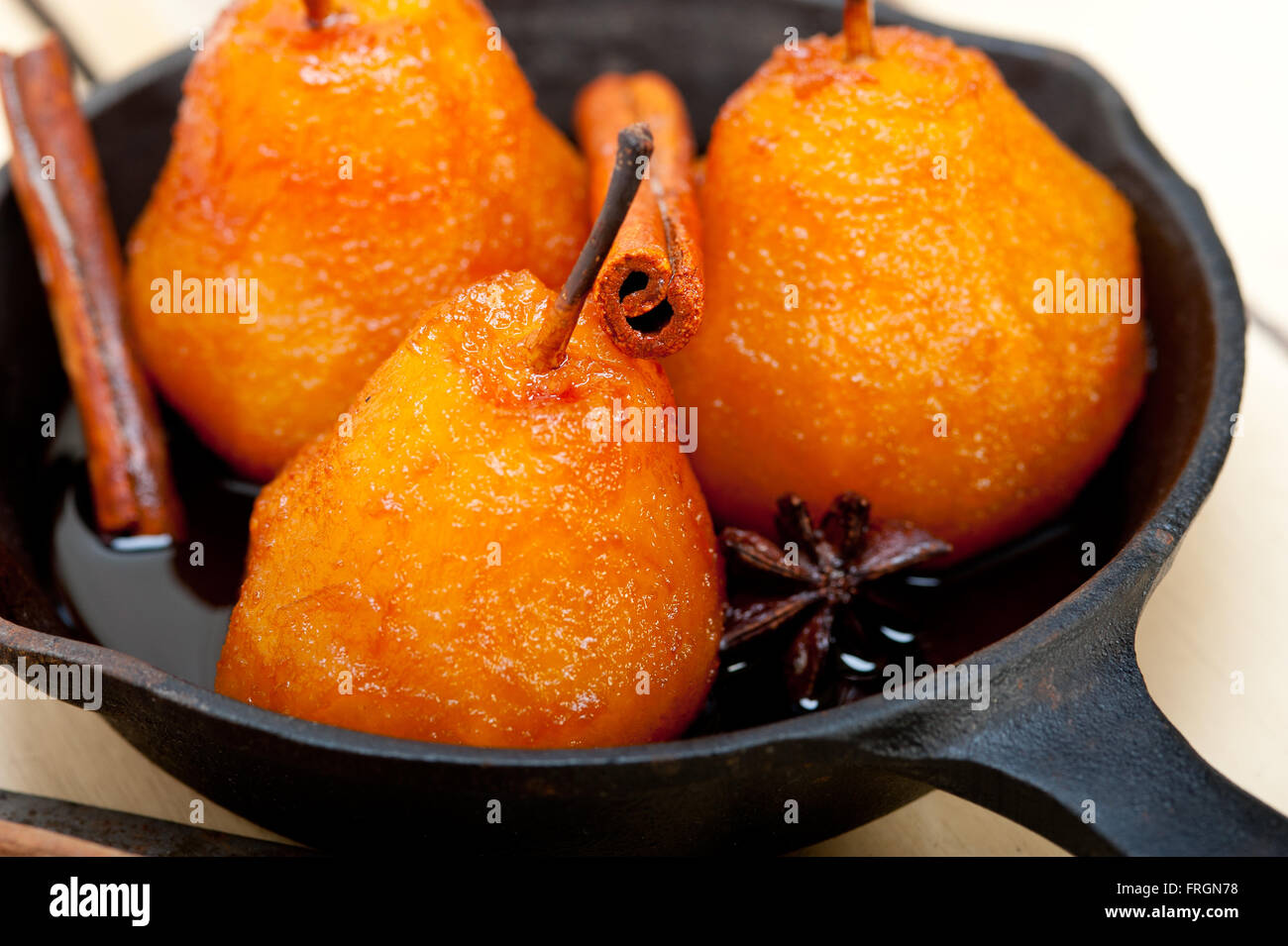 Pere in camicia deliziosi piatti fatti in casa ricetta uovere bianco tavola in legno rustico Foto Stock