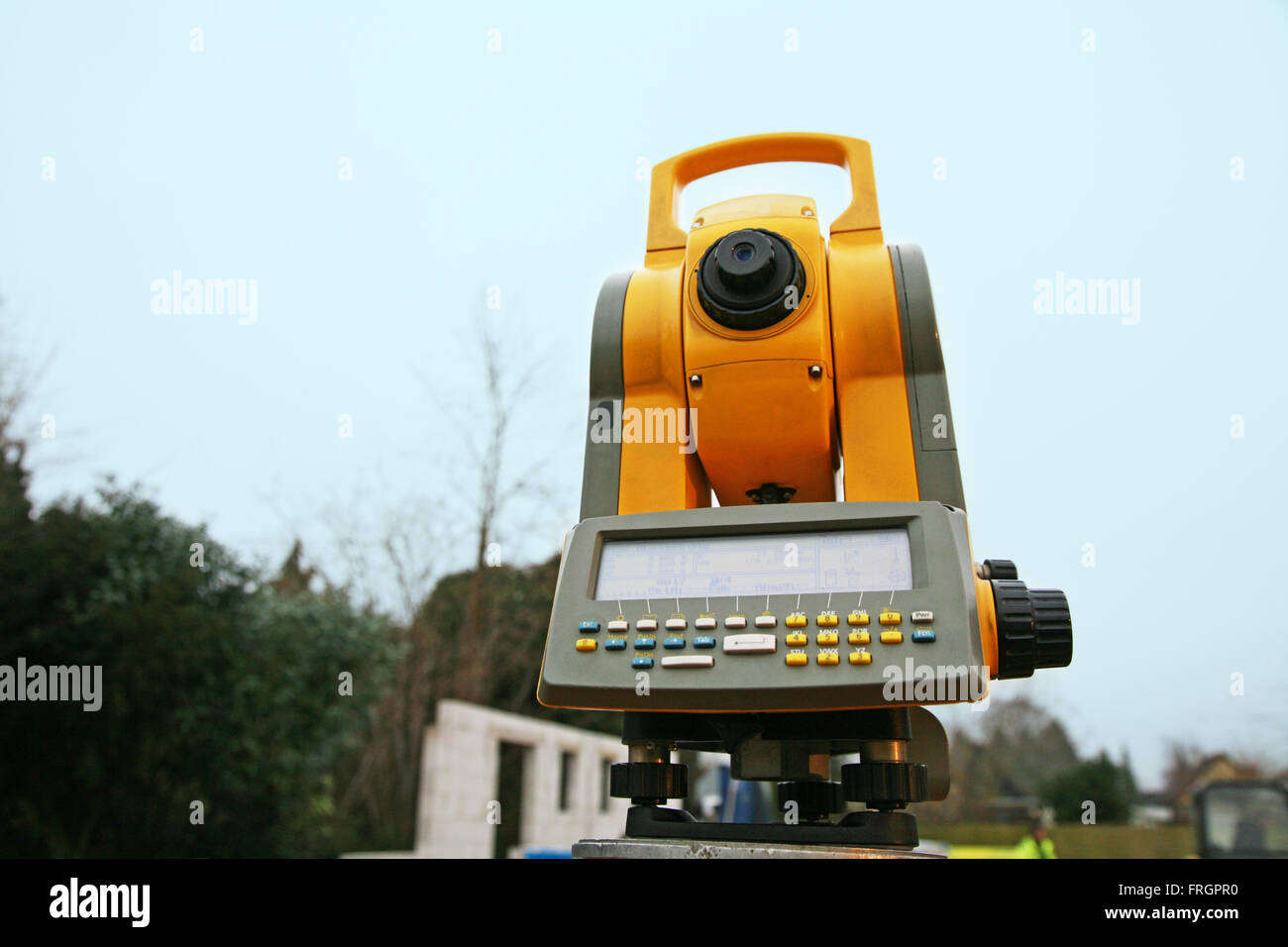 Agrimensura con teodolite elettronico Foto Stock