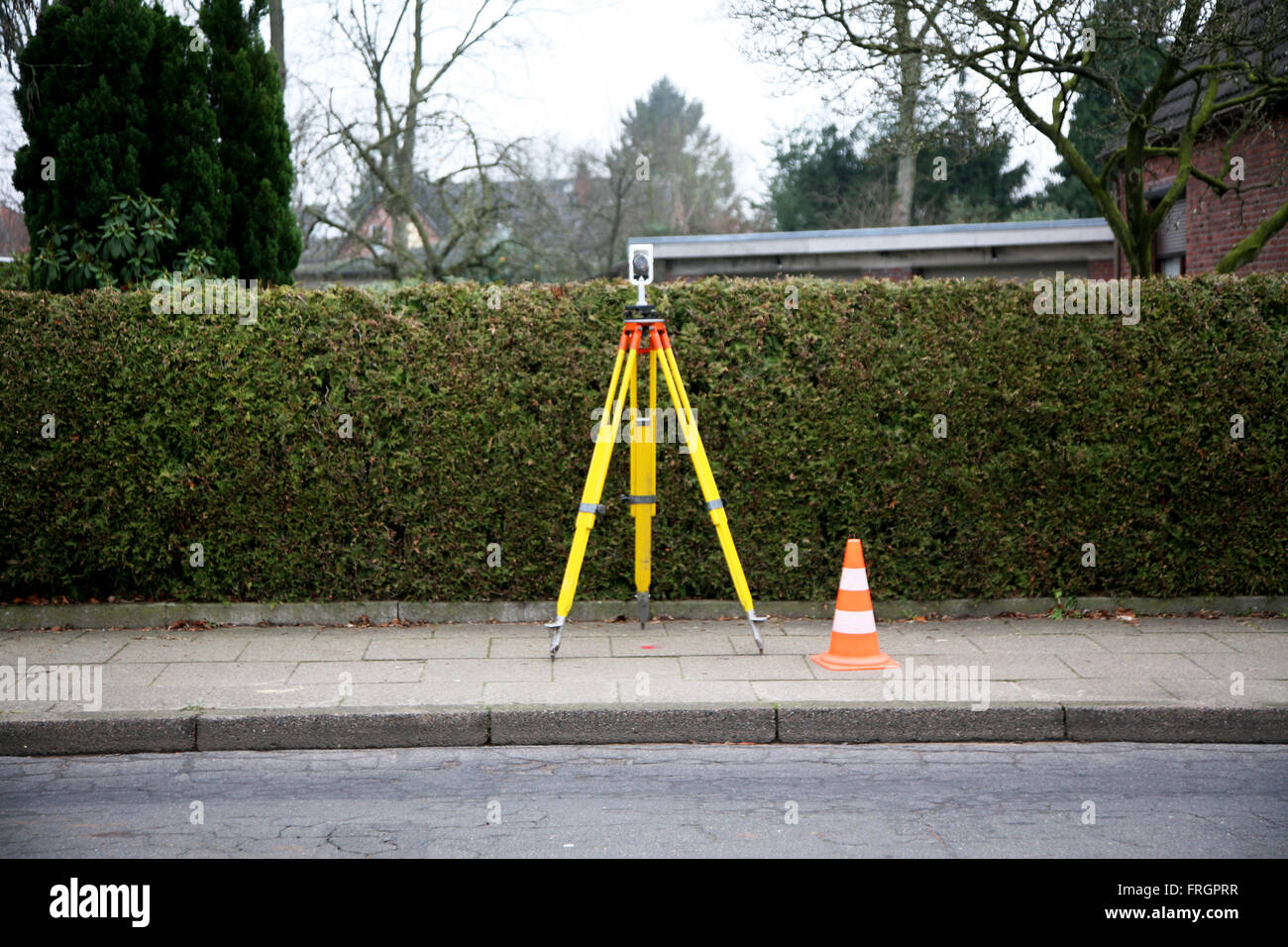 Agrimensura con teodolite elettronico Foto Stock