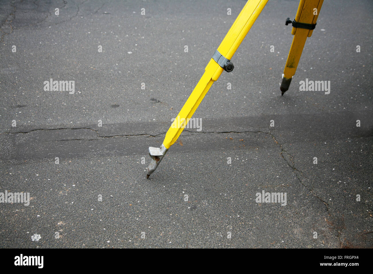 Agrimensura con teodolite elettronico Foto Stock