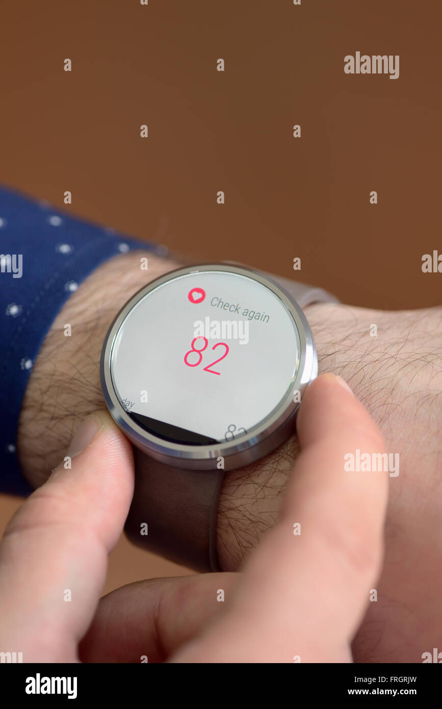 Monitor frequenza cardiaca su smart watch Foto Stock