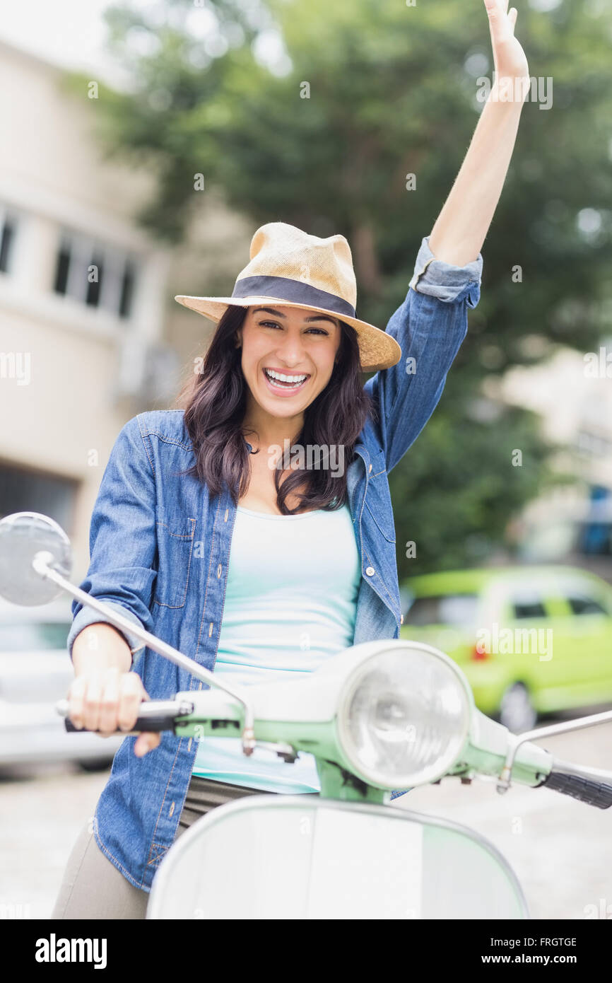 Ritratto di donna a cavallo con il braccio sollevato Foto Stock