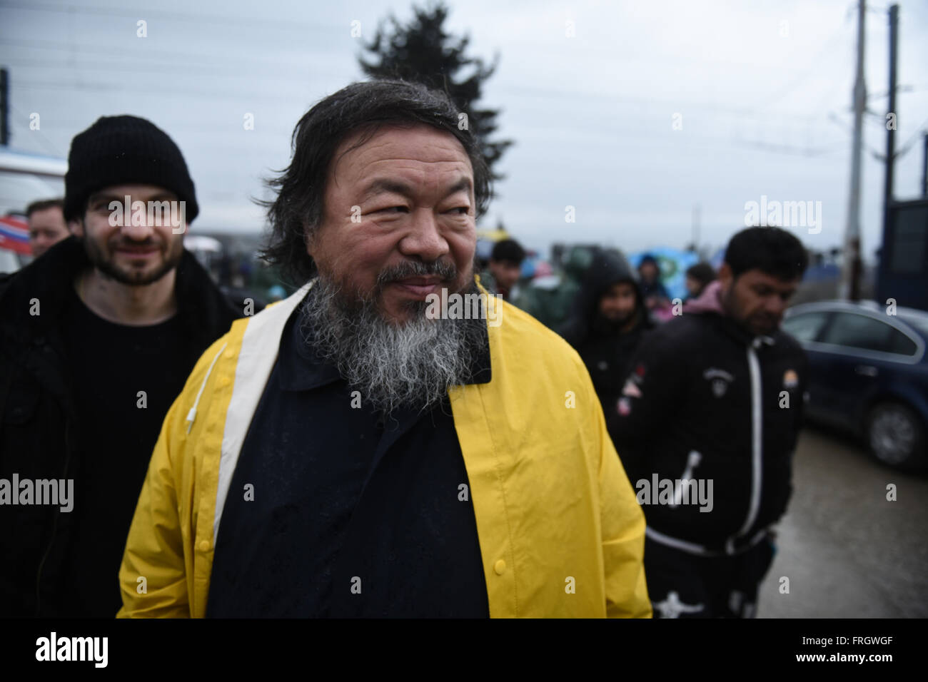 Cinese artista contemporaneo Ai Weiwei visita un campo profughi vicino del nord del villaggio greco di Idomeni, al confine Greek-Macedonian Foto Stock