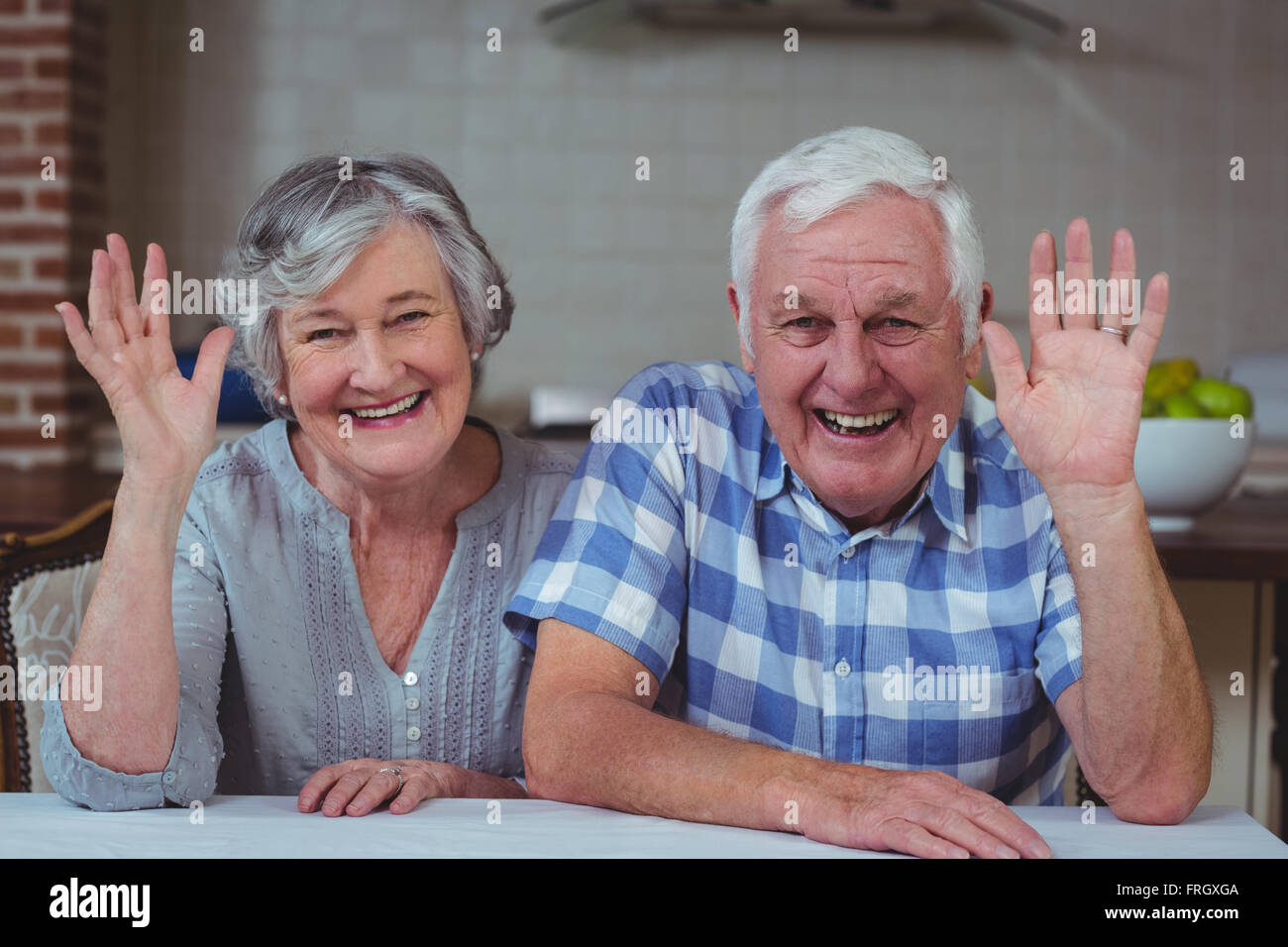 Felice coppia senior sventolare le mani Foto Stock