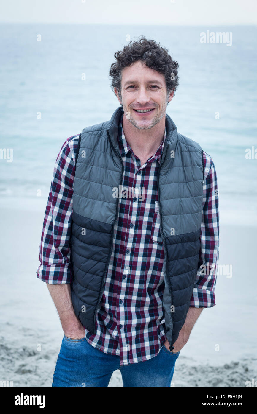 Fiducioso metà uomo adulto in mare hore Foto Stock