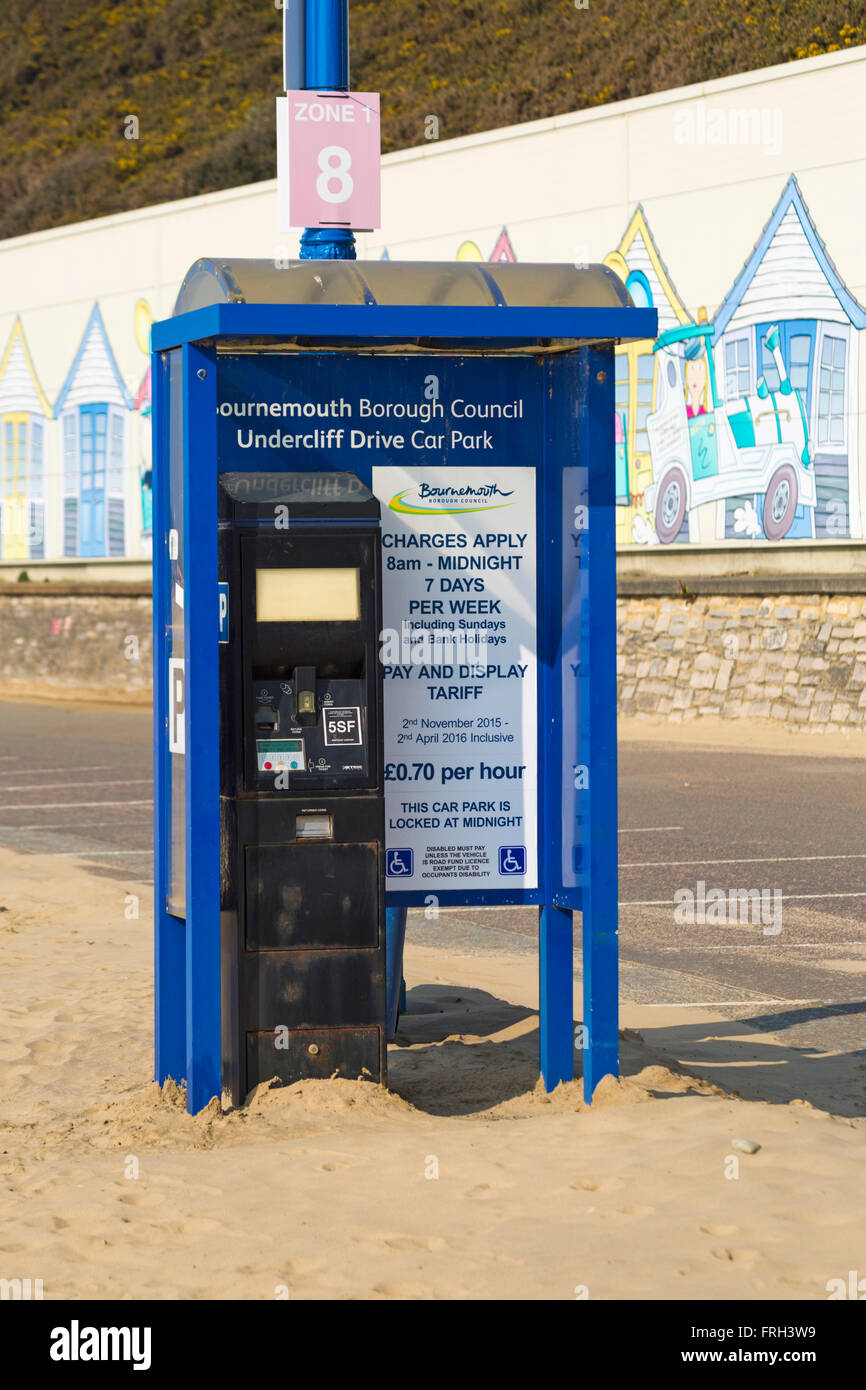 Parcheggio a pagamento Undercliff Drive sulla passeggiata tra i moli di Bournemouth e Boscombe, Dorset UK a marzo Foto Stock