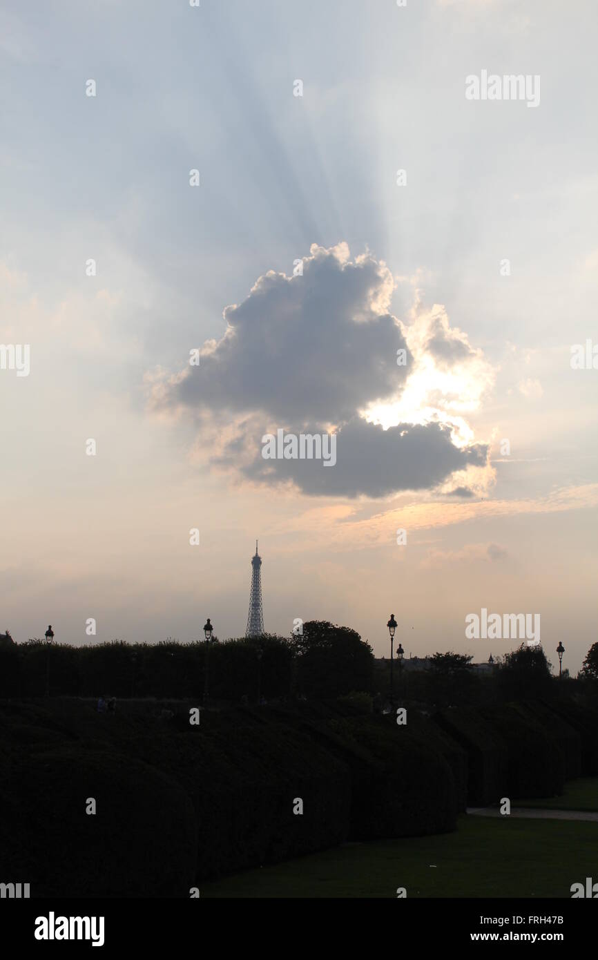 Clody sky a Parigi. Foto Stock