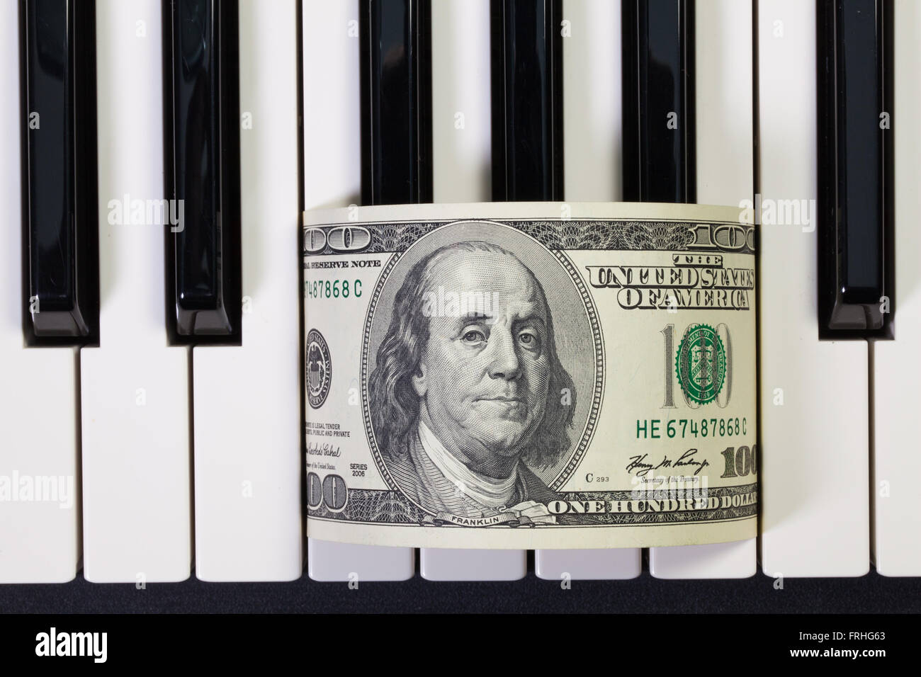 Dettaglio del pianoforte e tastiera US dollar banconota Foto Stock