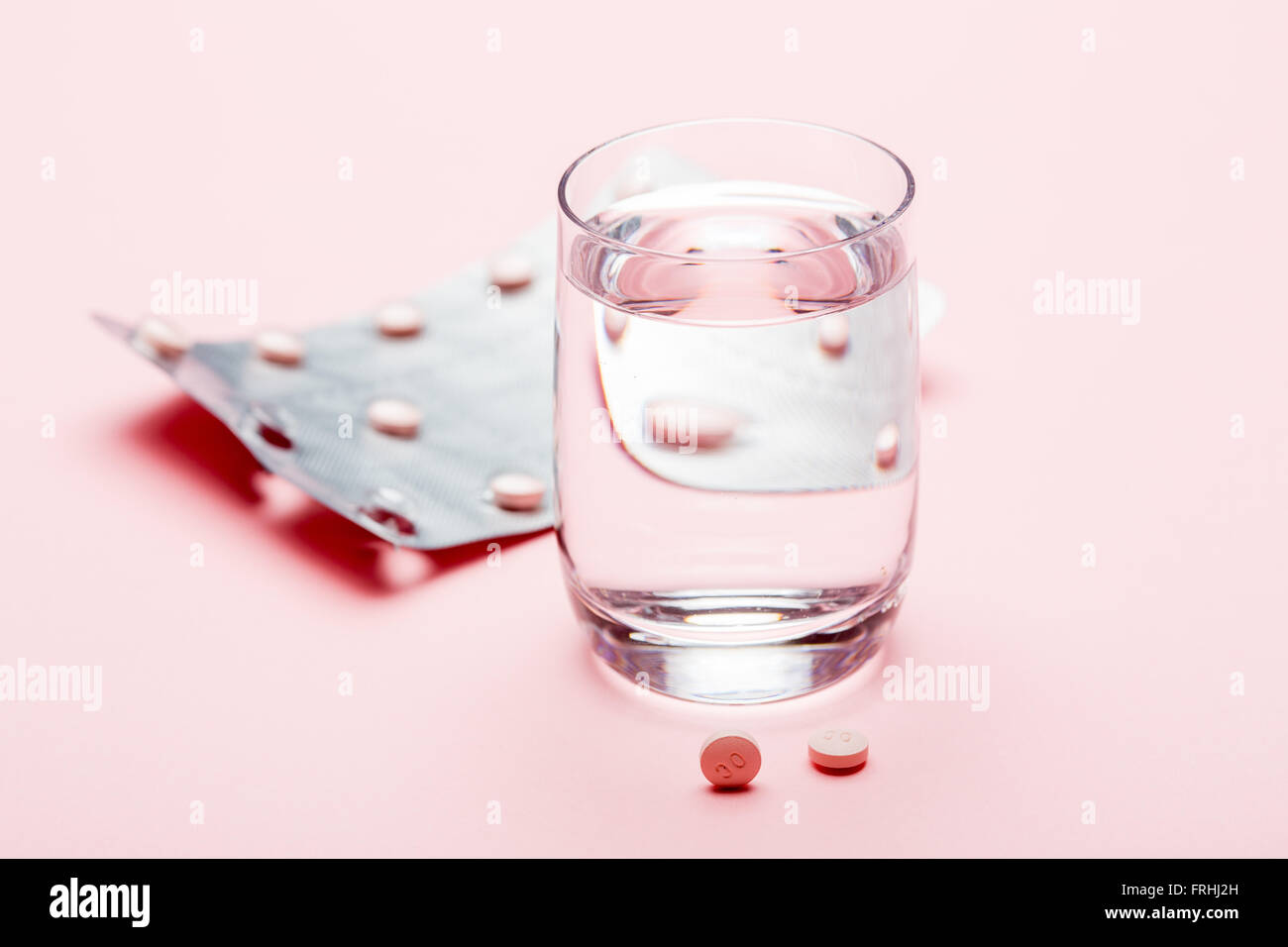 Medicina e bicchiere d'acqua. Foto Stock