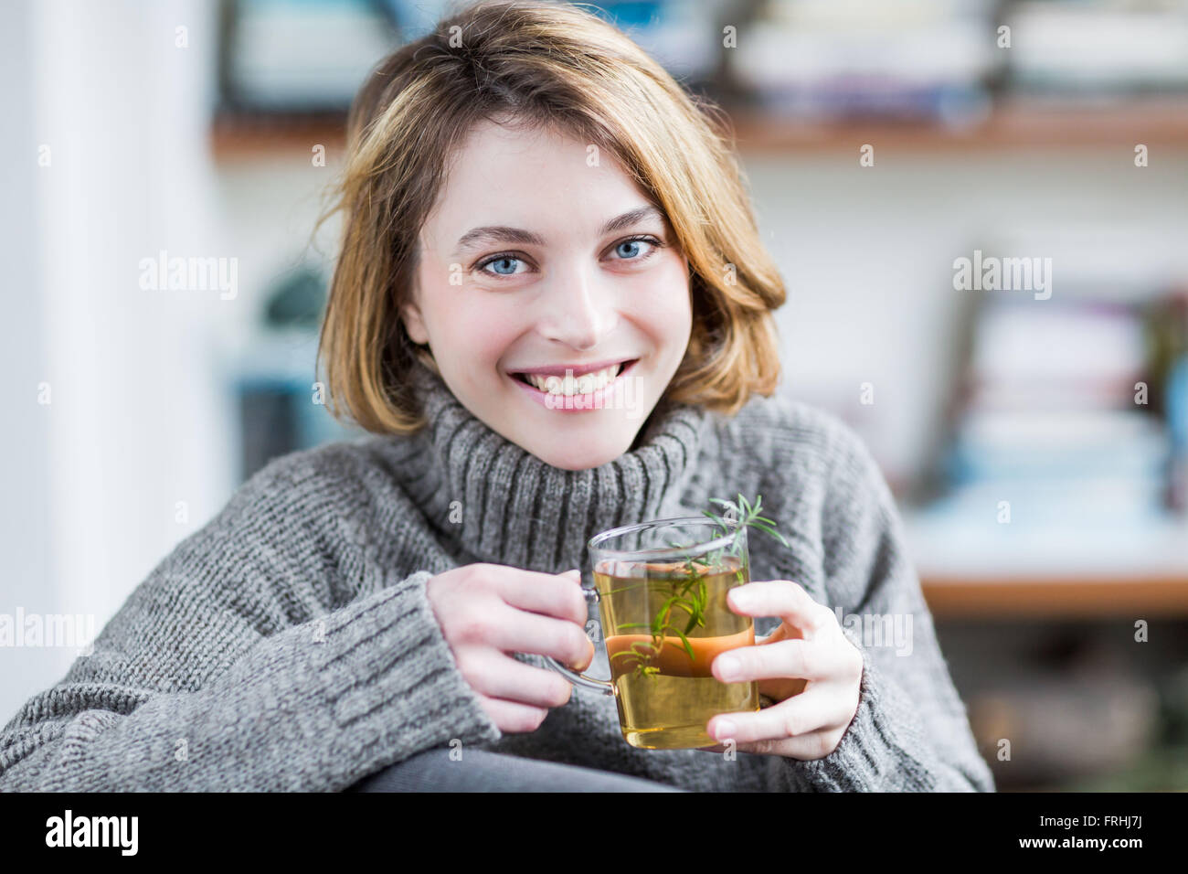Donna bere il tè di rosmarino. Foto Stock