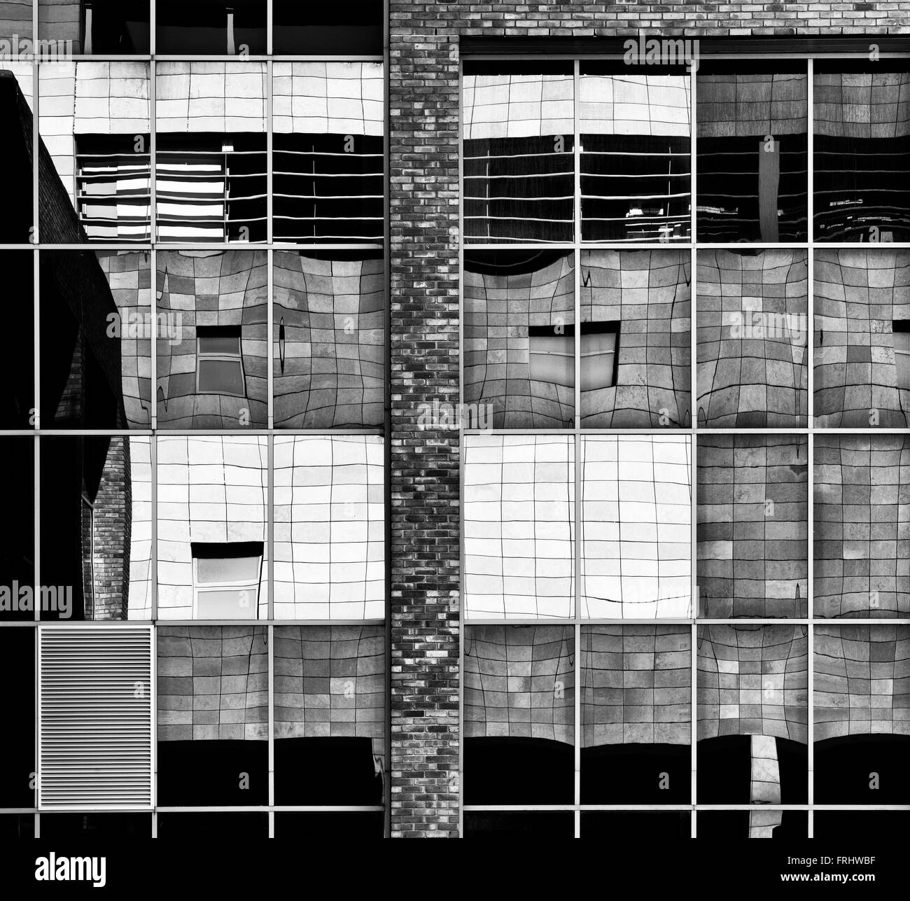 Milton Keynes blocco ufficio finestre di vetro astratta. Milton Keynes, Buckinghamshire, Inghilterra. In bianco e nero Foto Stock