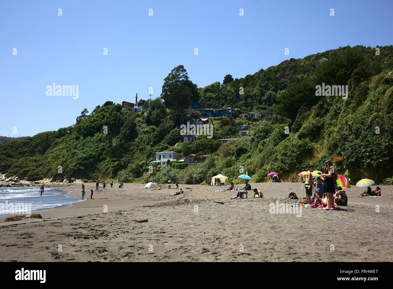 NIEBLA, Cile - 2 febbraio 2016: persone non identificate per godersi il sole e l'acqua sulla spiaggia di Niebla, Cile Foto Stock