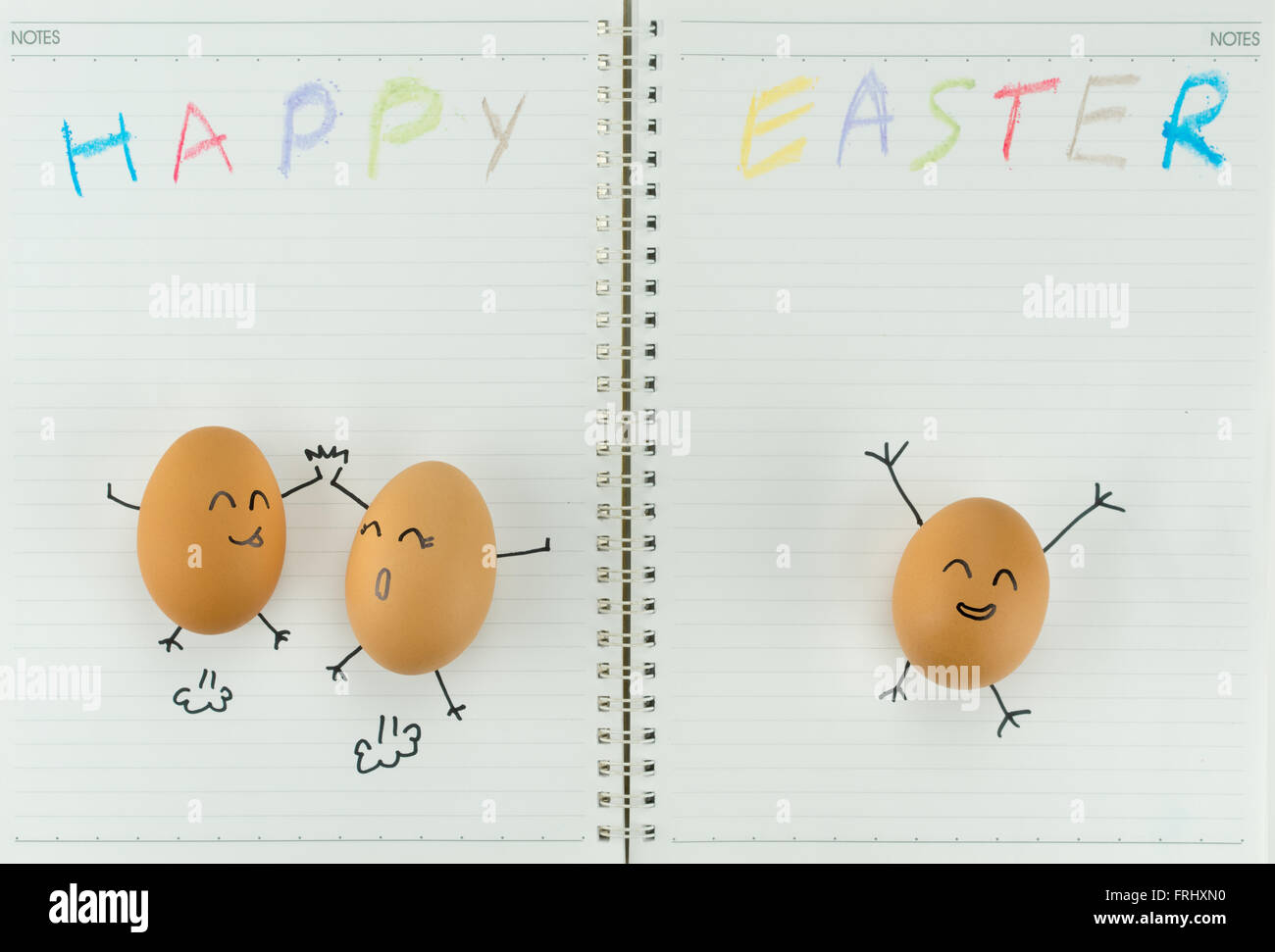 Felice uova celebra la Pasqua con disegno per bambini e copiare lo spazio vuoto sulla carta per notebook Foto Stock