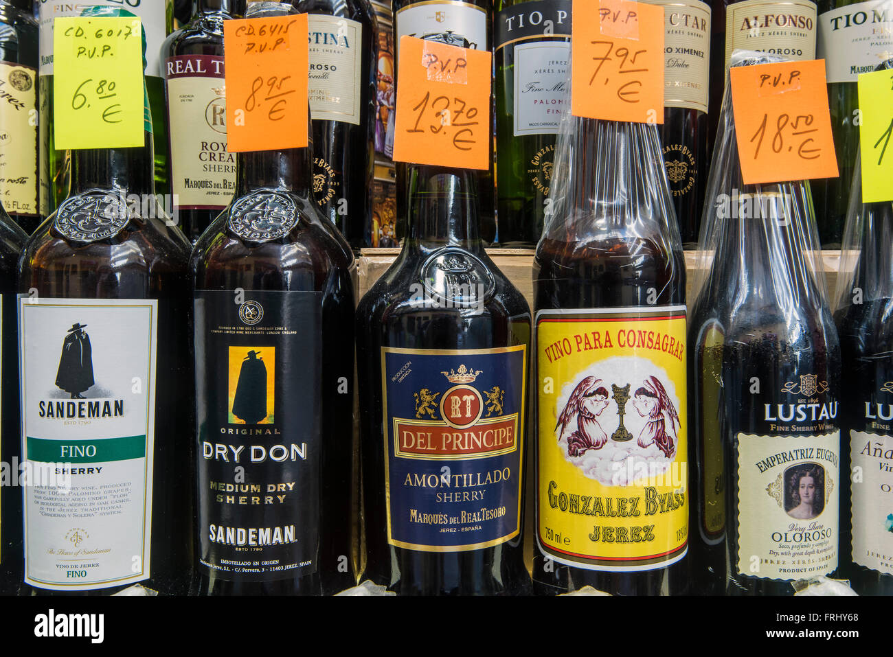 Diverse bottiglie di sherry in vendita in una farmacia di Jerez de la Frontera, Andalusia, Spagna Foto Stock