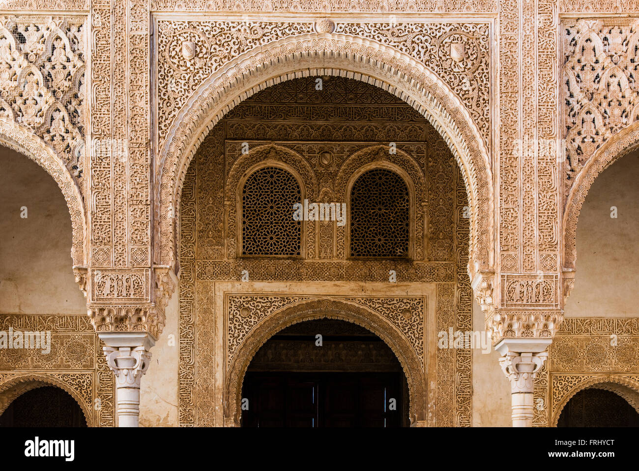Architettura moresca all'interno del Palacios Nazaries o Nasrid palazzi, Alhambra Palace, Granada, Andalusia, Spagna Foto Stock