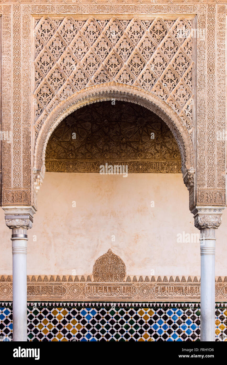 Architettura moresca all'interno del Palacios Nazaries o Nasrid palazzi, Alhambra Palace, Granada, Andalusia, Spagna Foto Stock