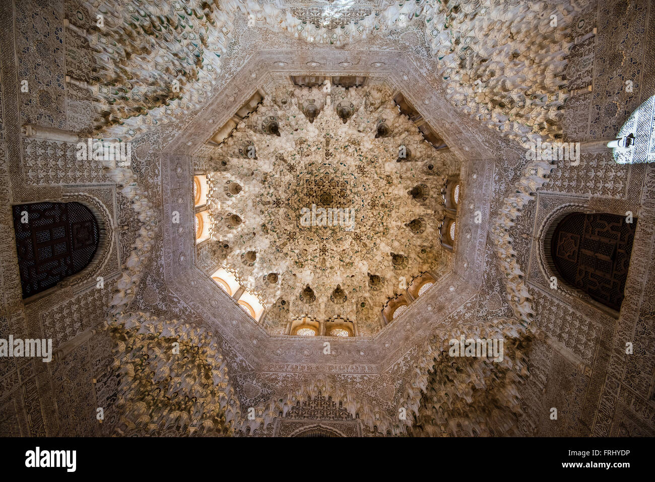 Muqarnas decorazione del soffitto e la cupola, Palazzo dei Leoni, Alhambra Palace, Granada, Andalusia, Spagna Foto Stock